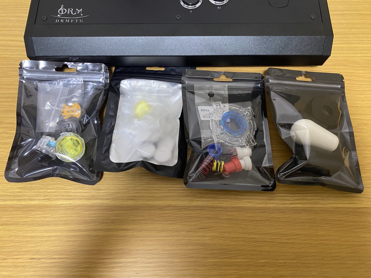 <a href="/BRR_ARCADE/">BRR CUSTOM ARCADE</a> のカプセルトイMが届いたので早速装着してみました！
お盆休みにも関わらず、迅速なご発送…感謝です🙏
今回はカプセルトイ　レッドが主役なので手持ちの赤系アイテムを使ってみました。

アケコン<a href="/DRMFTG_JP/">DRMFTG | レバーレス/アケコンメーカー</a> 
ディスク<a href="/murakumo_arts/">叢雲商店 / Lever Lover 🕹 叢雲株式会社</a> <a href="/BCtheAntagonist/">BUTTERCADE</a> 
ボタン<a href="/Flexigear/">Flexigear 公式</a> <a href="/tikitakajp/">TikitakaJP</a>