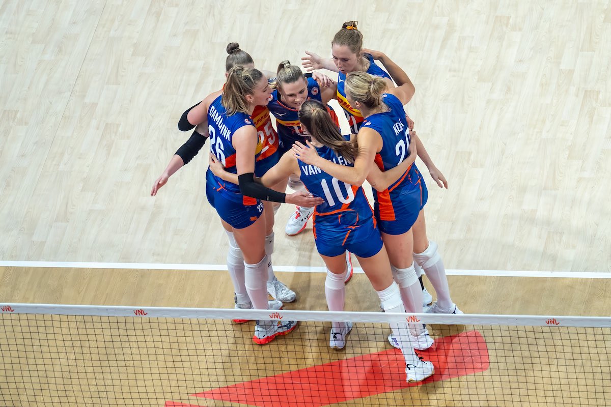 TeamNL Volleybaldames (@volleybaldames) on Twitter photo Three more matches to go! ๐ Ter voorbereiding op het WK spelen we nog drie oefenwedstrijden. Ons programma (๐ณ๐ฑ-tijd):
Zaterdag - 13.45u ๐ Canada
Zondag - 11.30u ๐ Bulgarije
Maandag - 13.45u ๐ Serviรซ
De Chinese stream vind je via: weibo.com/7363971254/Q07โฆ! ๐๐ผ
#LetsGoOrange Three more matches to go! ๐ Ter voorbereiding op het WK spelen we nog drie oefenwedstrijden. Ons programma (๐ณ๐ฑ-tijd):
Zaterdag - 13.45u ๐ Canada
Zondag - 11.30u ๐ Bulgarije
Maandag - 13.45u ๐ Serviรซ
De Chinese stream vind je via: weibo.com/7363971254/Q07โฆ! ๐๐ผ
#LetsGoOrange