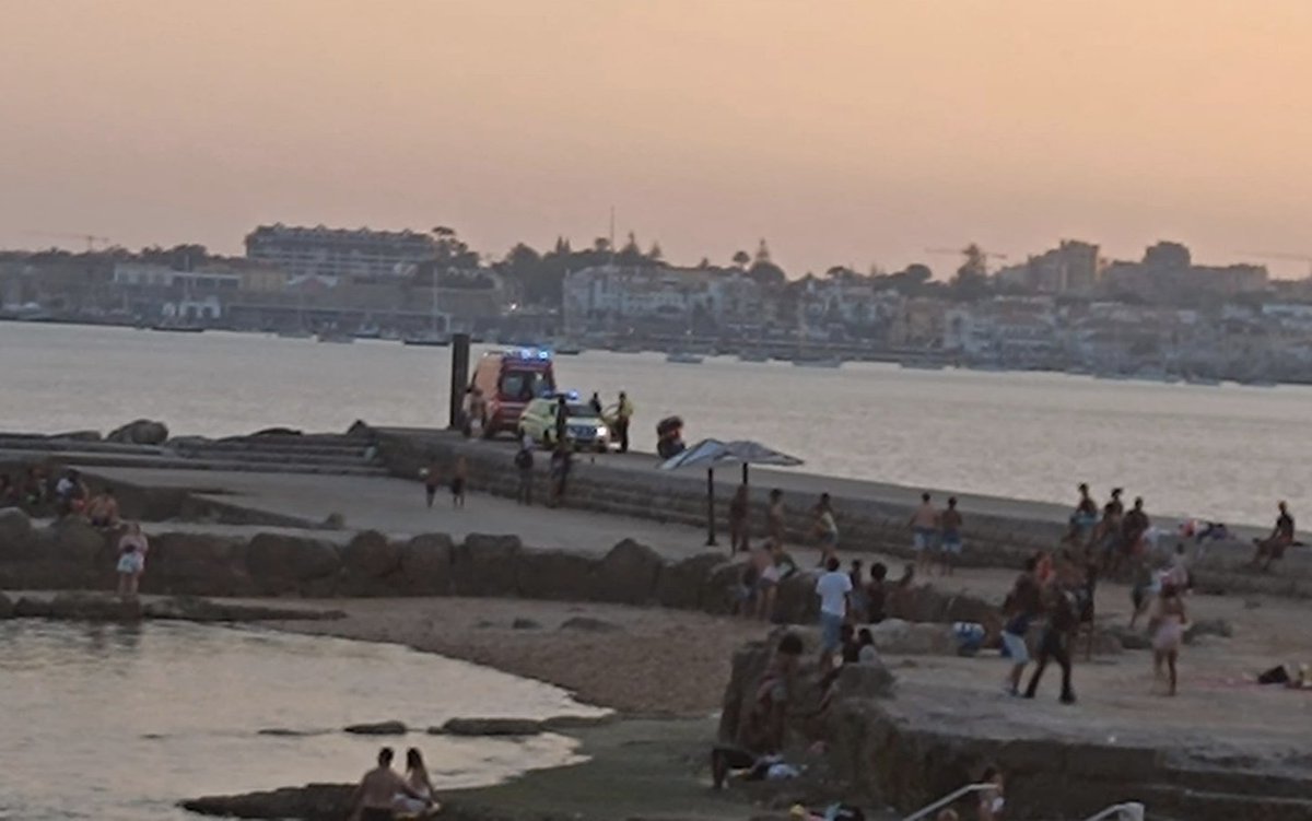 guardiacivilcc's tweet photo. 🚨 Un Guardia Civil fuera de servicio rescata a un hombre que cayó a las rocas en la Praia do Tamariz (Estoril, 🇵🇹)

Se golpeó la cabeza y quedó inconsciente

🛟Su rápida actuación, junto a 2 amigos del joven, evitó un  fatal desenlace

El herido fue trasladado grave al hospital https://t.co/Jb1Ed6SE5g