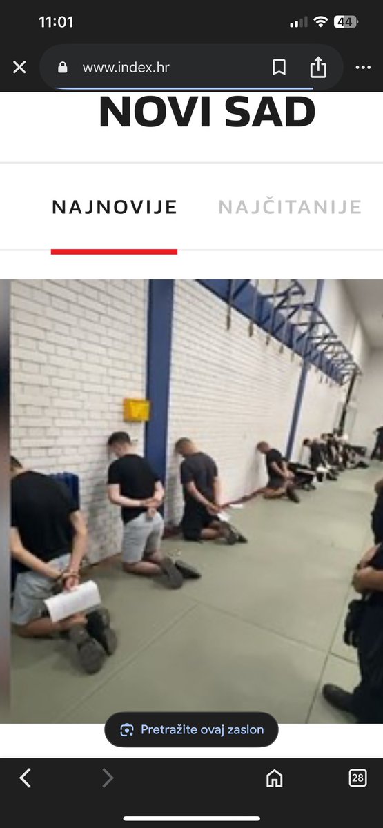 Ova fotografija uhićenja Srba u Novom sadu bolno podsjeća na snimke zarobljenih vukovarskih branitelja 1991. S tim da je većina Hrvata mučena i ubijena. Glavu dolje, ruke na leđa. Na žalost, u Srbiji ne postoji politička opcija ili pokret koji ne zagovara velikosrpsku agendu.