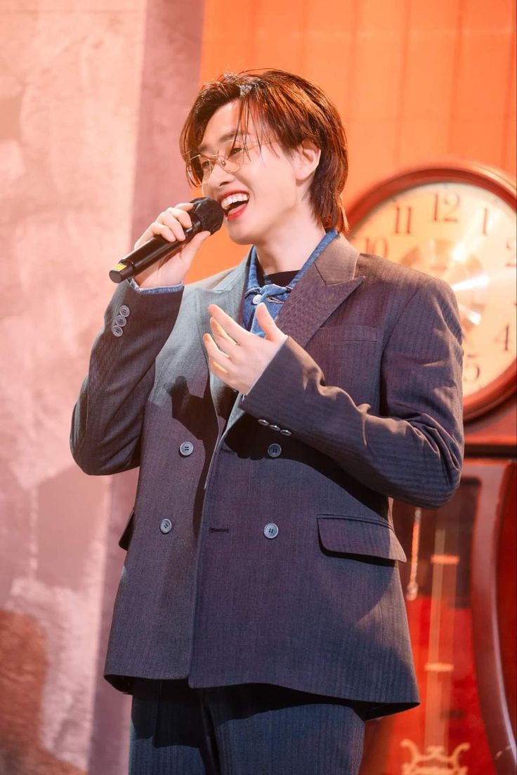 Imenggenggam mikrofon erat di tangan kanannya, lalu mendekatkannya ke bibir.

“Selamat sore semuanya. Sebelum kita memulai rangkaian acara, izinkan saya memperkenalkan diri. Saya Navin Zelano—”

(<a href="/Yoojungec/">𝓨.</a>)