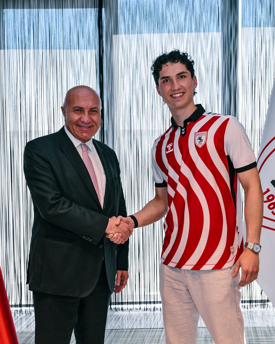 Samsunspor's tweet photo. Samsunspor ailesine hoş geldin, Albert! 🟥⬜️

#Samsunspor #AlbertPosiadała https://t.co/Ln7Q8pR8W0