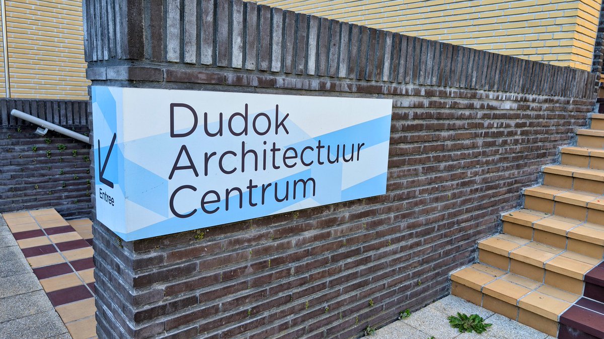 De heide staat weer prachtig in bloei💜
Een zee van paars nodigt je uit voor een  wandeling over de paarse Zuider en Westerheide bij Hilversum. 📷
Combineer je wandeling met een  bezoek aan het <a href="/DudokAC/">Dudok Architectuur Centrum</a> waar op dit moment mijn foto’s te zien zijn.
Blog 👉verawandelt.com/2025/06/21/mij…