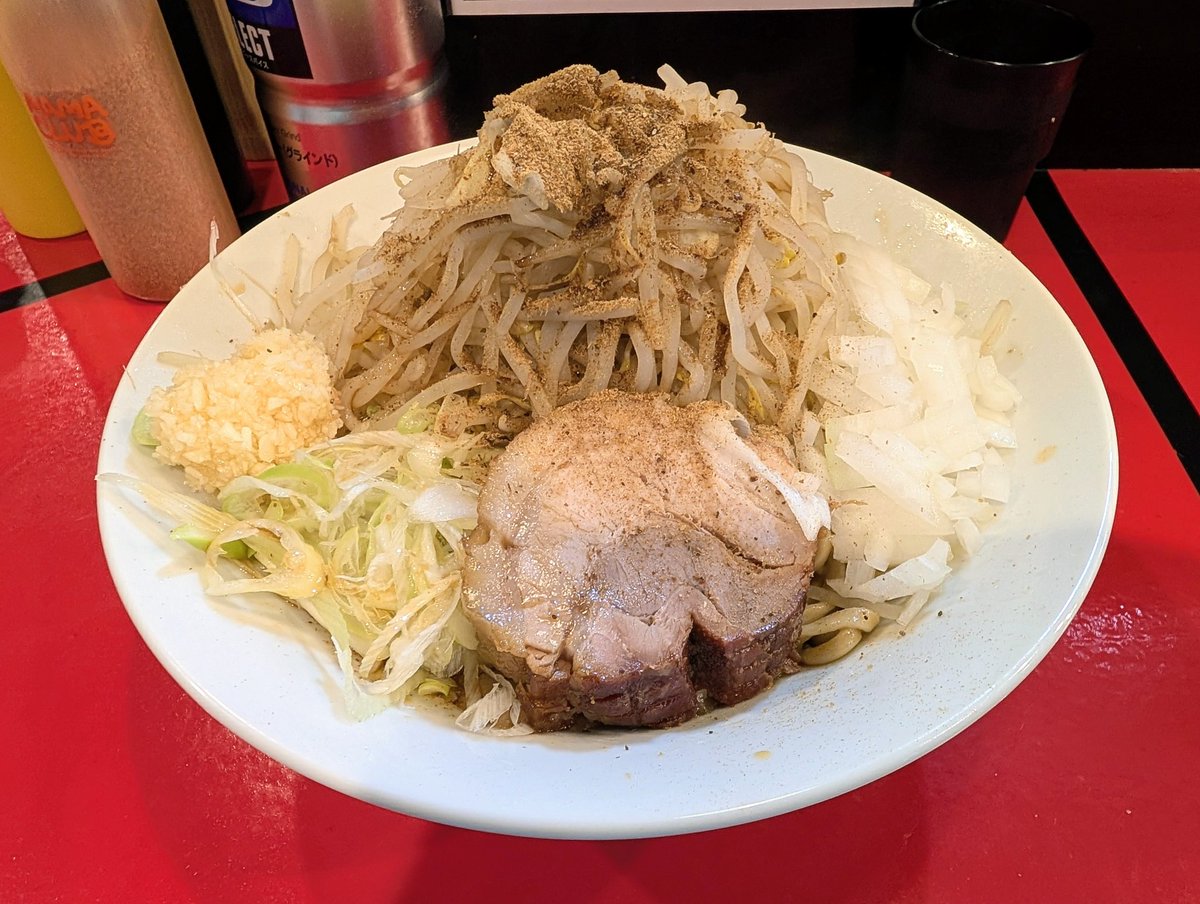 wasevianser's tweet image. ラーメン鷹の目江古田店
まぜそば(大)豚入り400g(N)＋たまねぎ

ガリマヨ、カラアゲ無しの素のまぜそばを食べようと訪問😇
味変しなくても十分おいしいまぜそばでした🤤
たまねぎも良く合います👍️
美味しいまぜそばごちそうさまでした‼️
#ラーメン鷹の目 #江古田