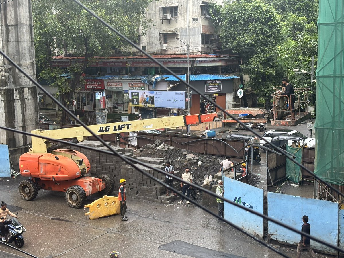 skk_shashank's tweet image. Can someone explain me what is this vehicle ? There is no driver the person on the lift is operating it