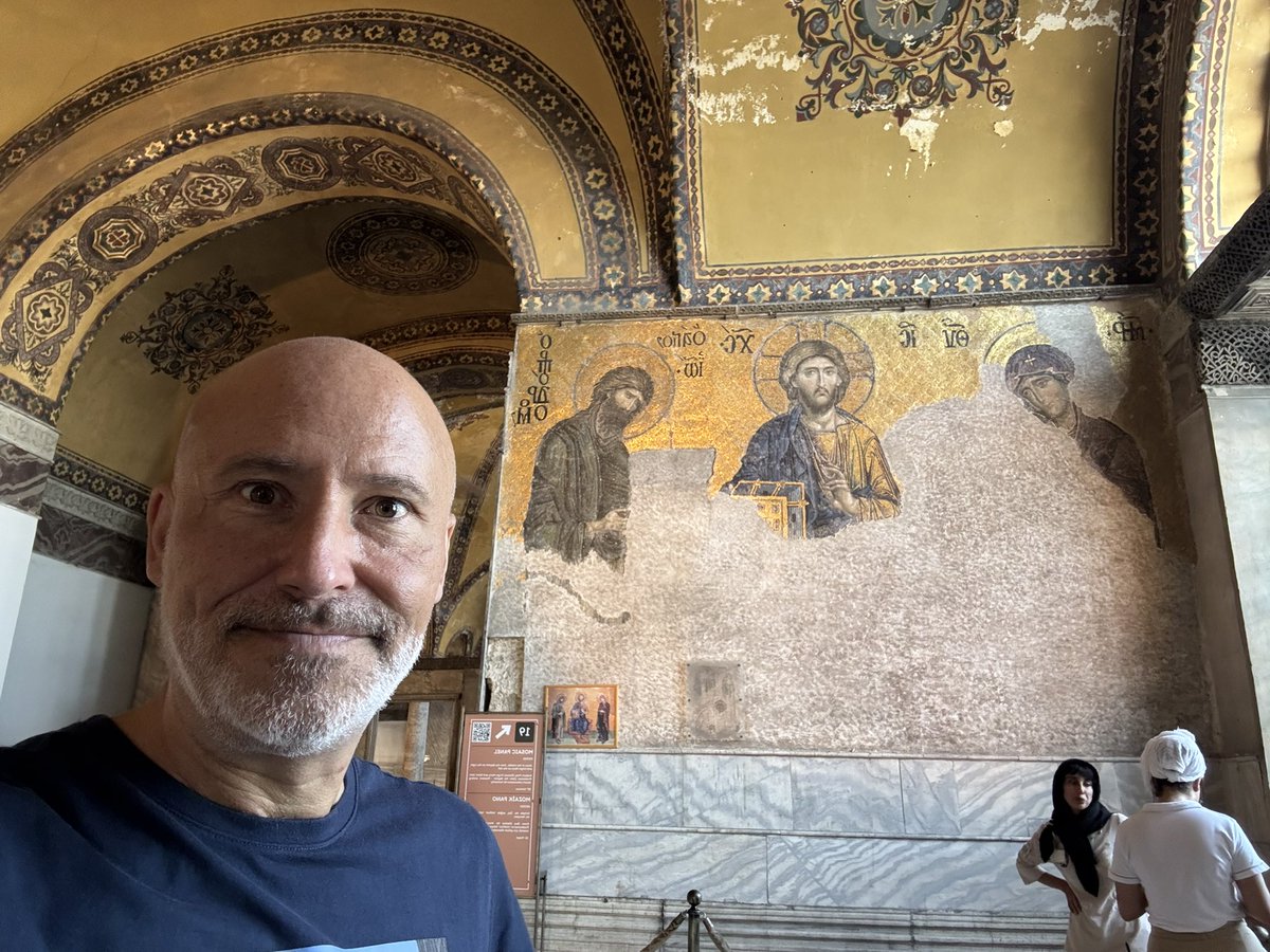 Qué impresionante es Santa Sofía! Espectacular por fuera y por dentro, especialmente a primera hora, aún vacío. Muy recomendable ver el Museo de historia de este templo (todo audiovisual) para entender su trascendencia universal en diversas religiones.