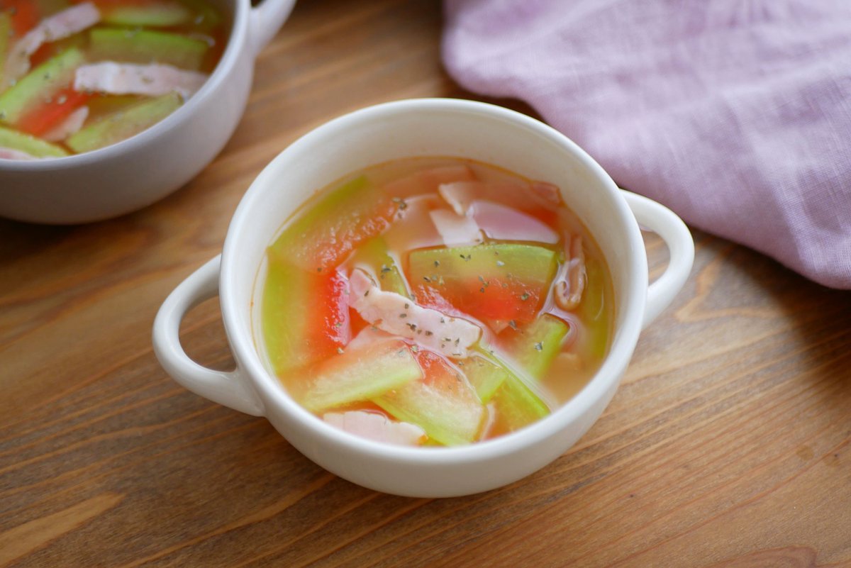 すいかの皮とベーコンのスープ
〜とうもろこしだし〜

夏らしい見た目のかわいい1品✨
食材廃棄率もめちゃくちゃ低いエコで美味しいレシピです。オンラインで一緒につくりましょう〜！