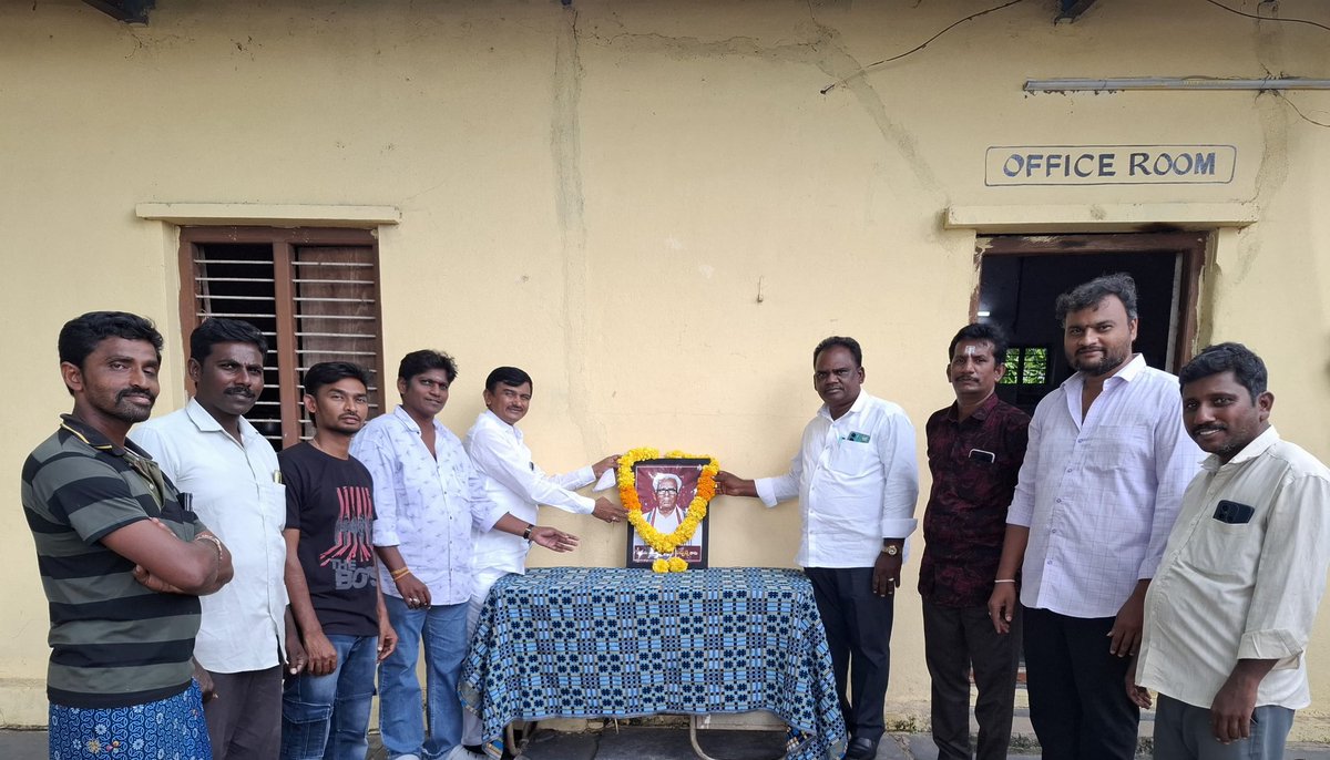 badiginchalach4's tweet photo. ఈ రోజు (16-08-2025) స్వాతంత్ర సమరయోధుడు, ఉద్యమ నిప్పు కణిక బడుగు బలహీన వర్గాల ఆశాజ్యోతి డాక్టర్ సర్దార్ గౌతు లచ్చన్న 116 వ జయంతి సందర్బంగా జమ్మలమడుగు పట్టణం విజ్ఞాన్ స్కూల్ ఆవరణం లో అయన చిత్ర పటానికి YSRCP SC విభాగం రాష్ట్ర ప్రధాన కార్యదర్శి ఉప్పలపాటి యోబు  తో కలిసి పూలమాల వేసి https://t.co/NkshxGvbmY
