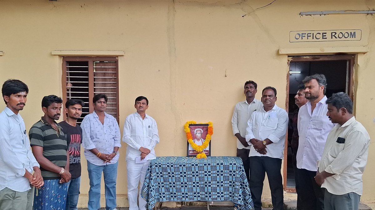 badiginchalach4's tweet photo. ఈ రోజు (16-08-2025) స్వాతంత్ర సమరయోధుడు, ఉద్యమ నిప్పు కణిక బడుగు బలహీన వర్గాల ఆశాజ్యోతి డాక్టర్ సర్దార్ గౌతు లచ్చన్న 116 వ జయంతి సందర్బంగా జమ్మలమడుగు పట్టణం విజ్ఞాన్ స్కూల్ ఆవరణం లో అయన చిత్ర పటానికి YSRCP SC విభాగం రాష్ట్ర ప్రధాన కార్యదర్శి ఉప్పలపాటి యోబు  తో కలిసి పూలమాల వేసి https://t.co/NkshxGvbmY