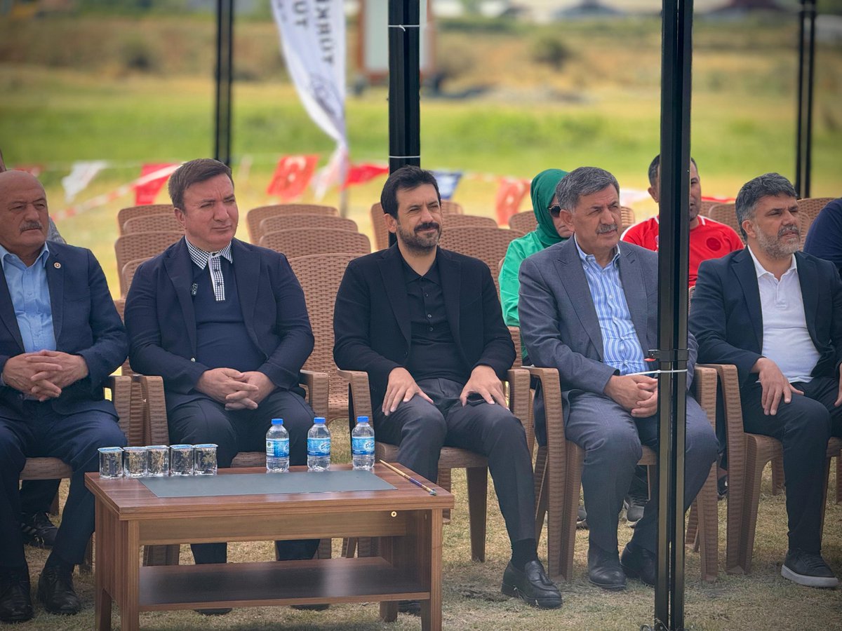 BatuhanMUMCU's tweet photo. Erzincan Valimiz @drhamzaydogdu ve Belediye Başkanımız @aksunbekir ile birlikte @tgtofed tarafından düzenlenen 2025 Erzincan Mengücek Gazi Menzil Kupası Programı'na katıldık.

Biz, asırlardır kadim mirasıyla gurur duyan ve o mirastan aldığı güçle geleceğe emin adımlarla yürüyen bir milletiz. İşte bu ruh, #TürkiyeYüzyılı’na damga vuracak en büyük kuvvetimizdir.

Bu değerli organizasyona emek veren herkese, tüm sporcularımıza şükranlarımı sunuyor; geleneksel okçuluğun nice nesiller boyunca yaşatılmasını diliyorum.

@TCKulturTurizm 
@cengiztoksoz 
#TürkiyeOkçulukFederasyonu