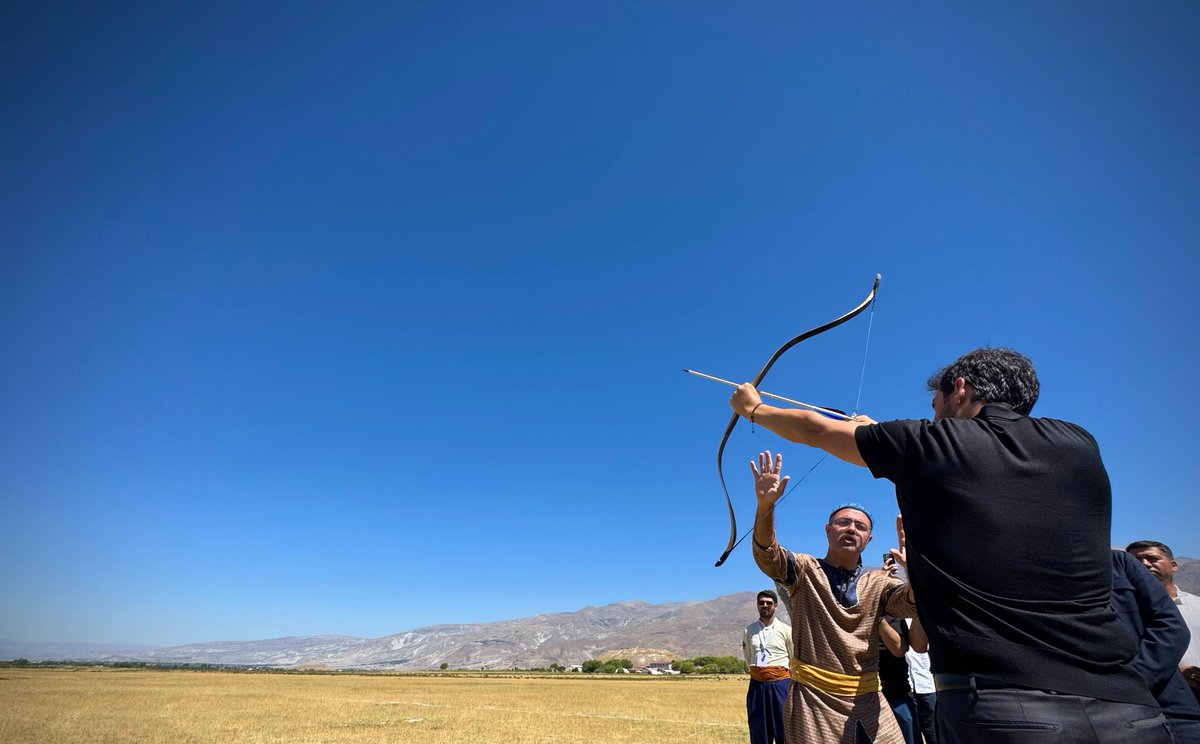 BatuhanMUMCU's tweet photo. Erzincan Valimiz @drhamzaydogdu ve Belediye Başkanımız @aksunbekir ile birlikte @tgtofed tarafından düzenlenen 2025 Erzincan Mengücek Gazi Menzil Kupası Programı'na katıldık.

Biz, asırlardır kadim mirasıyla gurur duyan ve o mirastan aldığı güçle geleceğe emin adımlarla yürüyen bir milletiz. İşte bu ruh, #TürkiyeYüzyılı’na damga vuracak en büyük kuvvetimizdir.

Bu değerli organizasyona emek veren herkese, tüm sporcularımıza şükranlarımı sunuyor; geleneksel okçuluğun nice nesiller boyunca yaşatılmasını diliyorum.

@TCKulturTurizm 
@cengiztoksoz 
#TürkiyeOkçulukFederasyonu