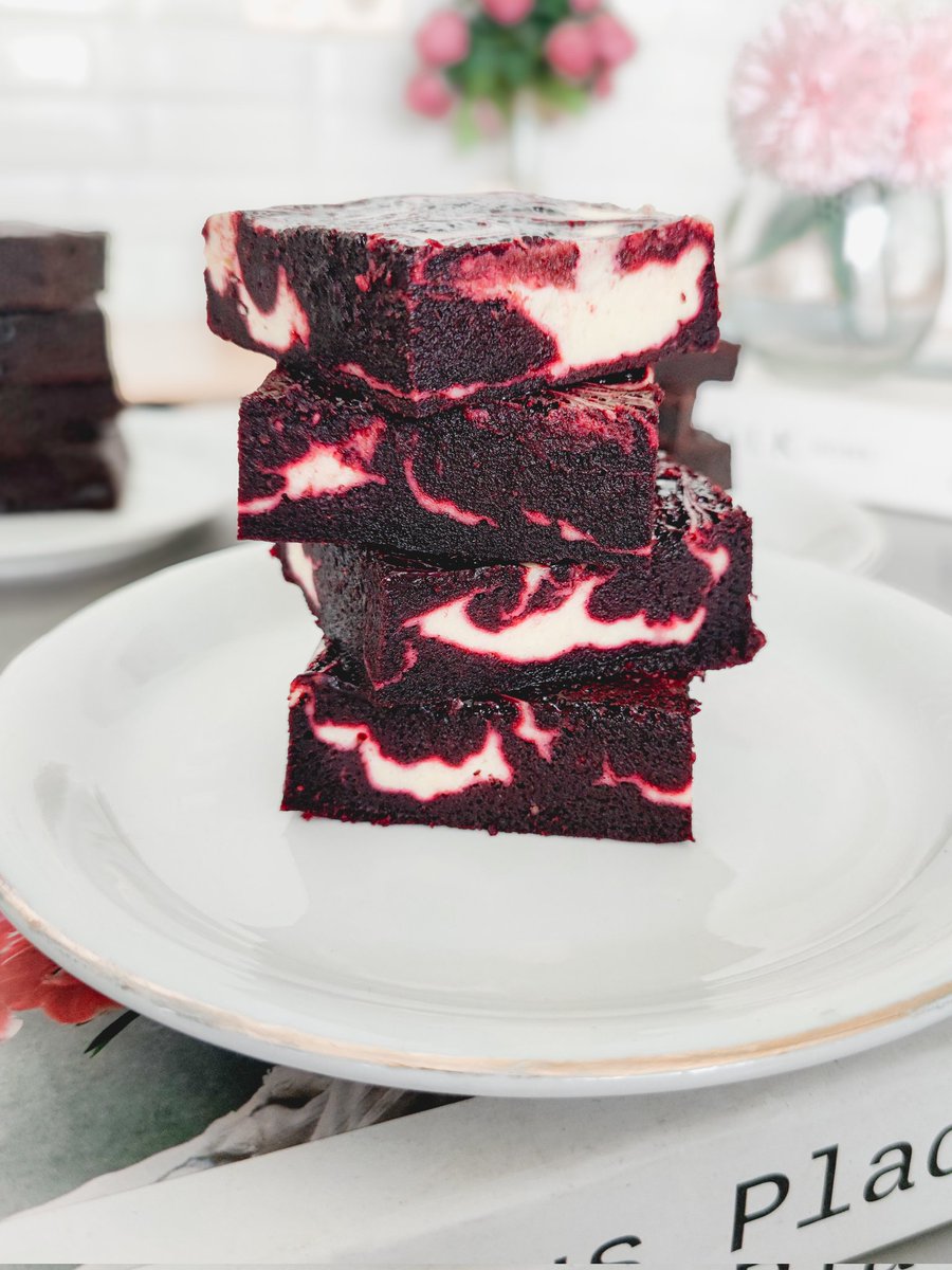 leyatjolee's tweet photo. Ikut memeriahkan #weekend17an dengan koleksi cake dan brownies merah putih. ❤ https://t.co/KOvLav0p6F