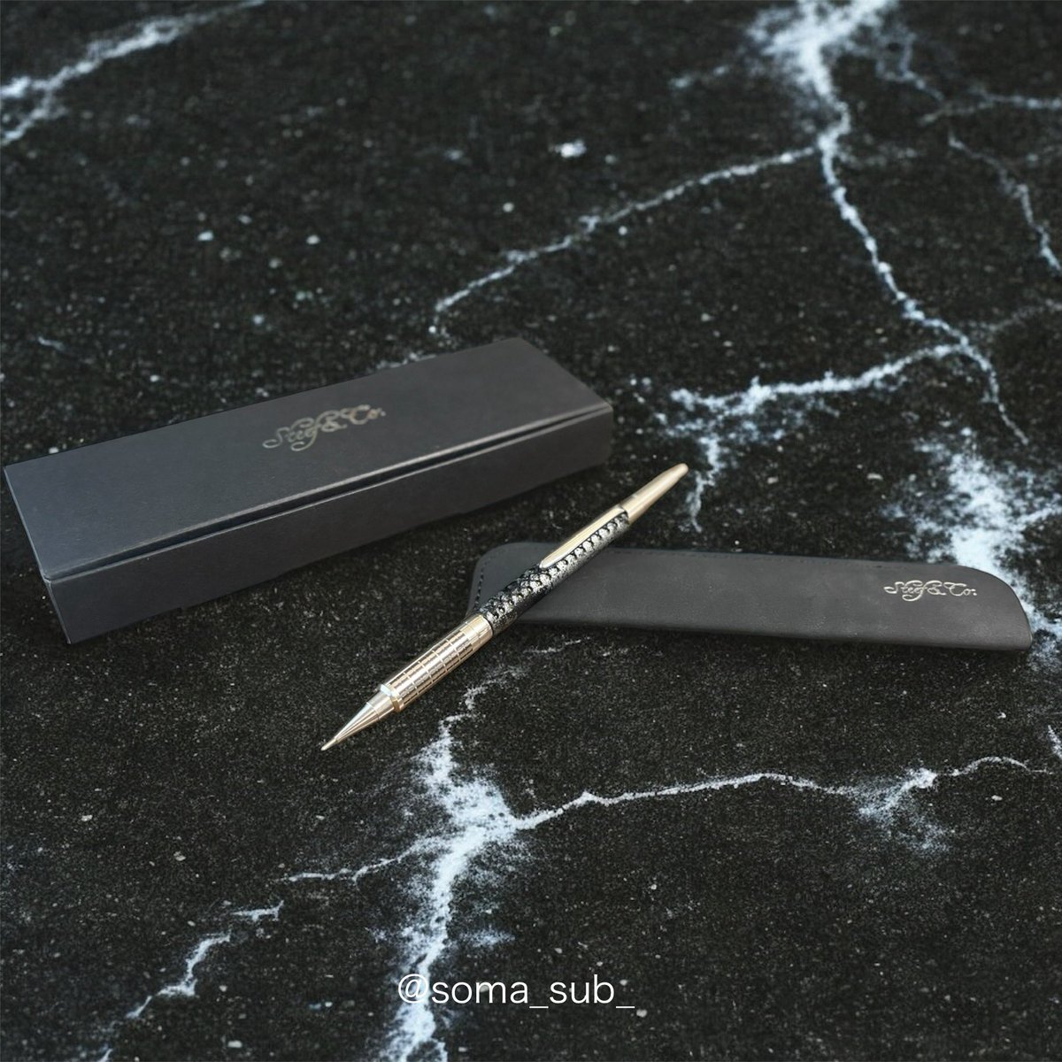 soma_sub_'s tweet photo. 【購入品紹介】

Steef＆Co.  
PG Mk-2 姫路レザー アンティーク箔

めちゃくちゃ剛性感があって書きやすくて気に入りました！革の感じも最高です！これで勉強頑張るぞ〜 https://t.co/JWqrvM8VwR
