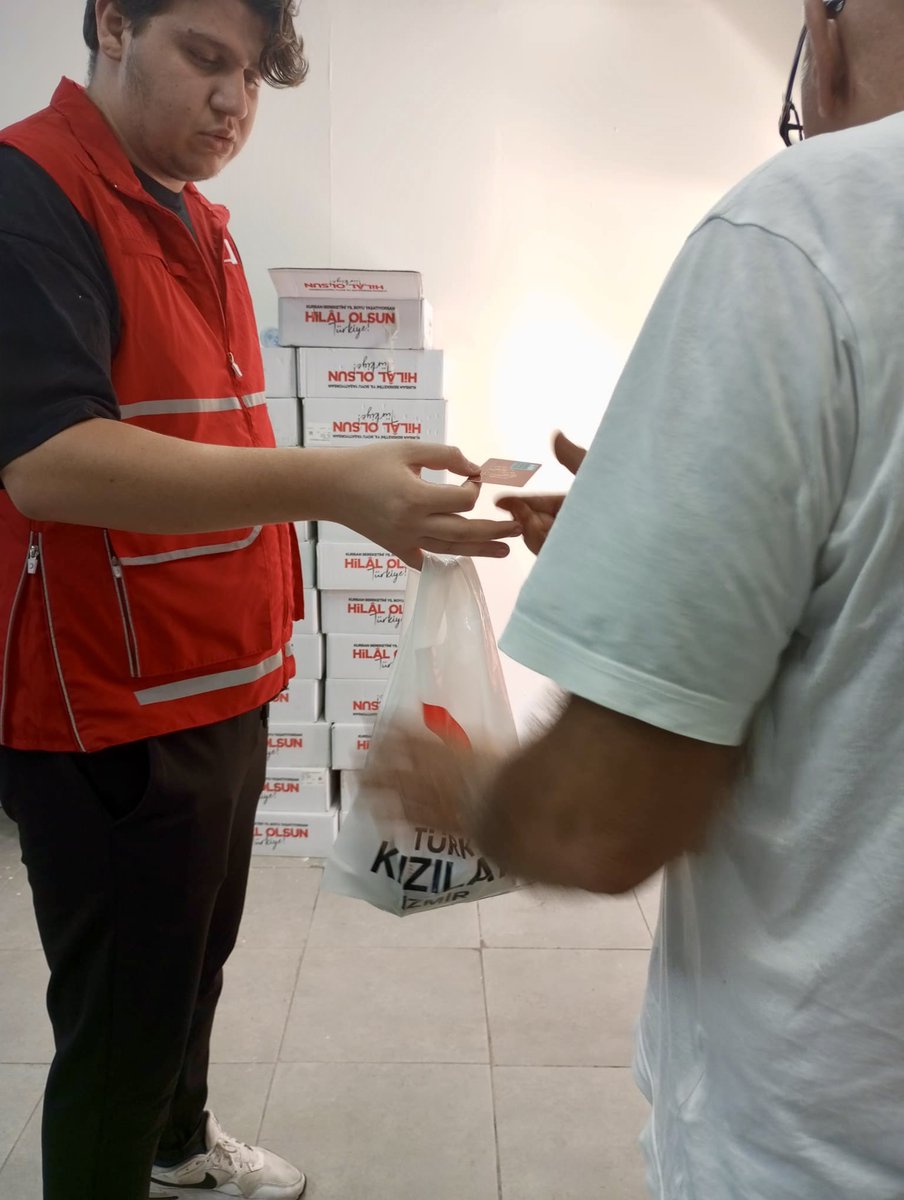 konakkizilay1's tweet photo. Türk Kızılay Konak Şubesi olarak ihtiyaç sahibi ailelere gıda kartı, kavurma ve çocuk kıyafetleri ulaştırdık. Bu destekler bağışçılarımız sayesinde mümkün oldu. Siz de bağış yaparak daha çok aileye umut olabilirsiniz.

#TürkKızılay https://t.co/ep3mKMYCdG