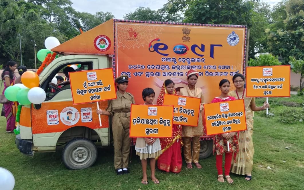 OSCPSODISHA's tweet image. 1098-#ChildHelpline is a 24×7 toll-free emergency service for children in need of care and protection. It serves as a true lifeline, offering immediate assistance, rescue, and connecting children to long-term care and rehabilitation services.
Promoted by the DCPU Sambalpur
#OSCPS