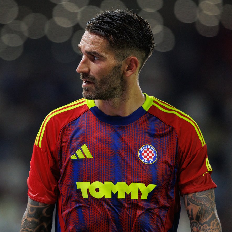 [NOGOMETNO NASLJEĐE]

U lipnju 1995. Hajduk je bio na nogometnom krovu ovog dijela Europe. Četvrtfinale Lige prvaka i dupla kruna te niz kvalitetnih igrača u momčadi, među kojima je bilo i nekolicina reprezentativaca, bili su zalog za blistavu budućnost.

Kolovoz je donio