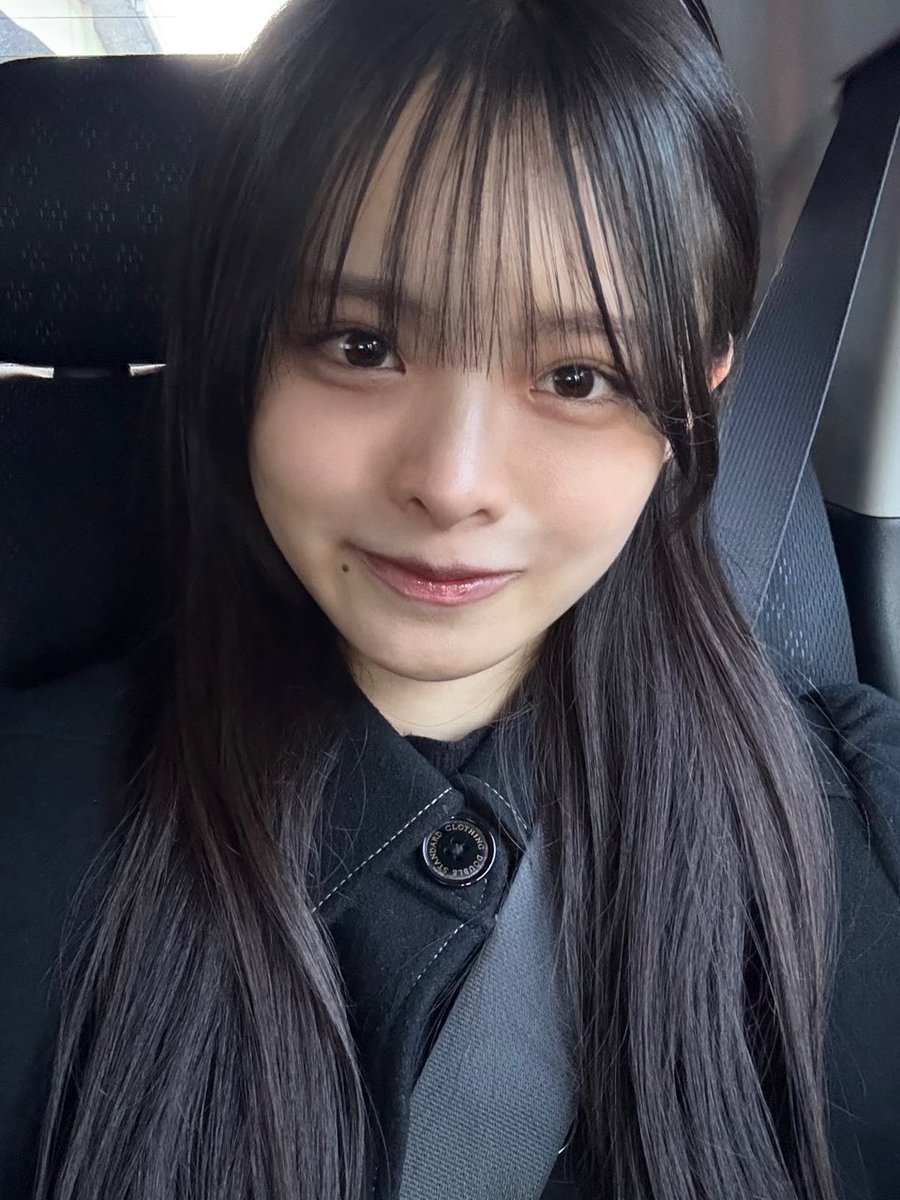 61_second_'s tweet photo. バイト終わり、後輩の浅井を家まで送ることに。助手席のドアに手をかけた浅井がふと動きを止め、にやりと笑う。『あ、助手席は先輩の彼女になってからって決めてるんです』意外とグイグイ系の後輩ちゃん。『出発しんこ〜う』と後部座席に回った浅井とバックミラー越しに目が合い、オーバーヒート寸前。 https://t.co/0ZgcnyW6Mh