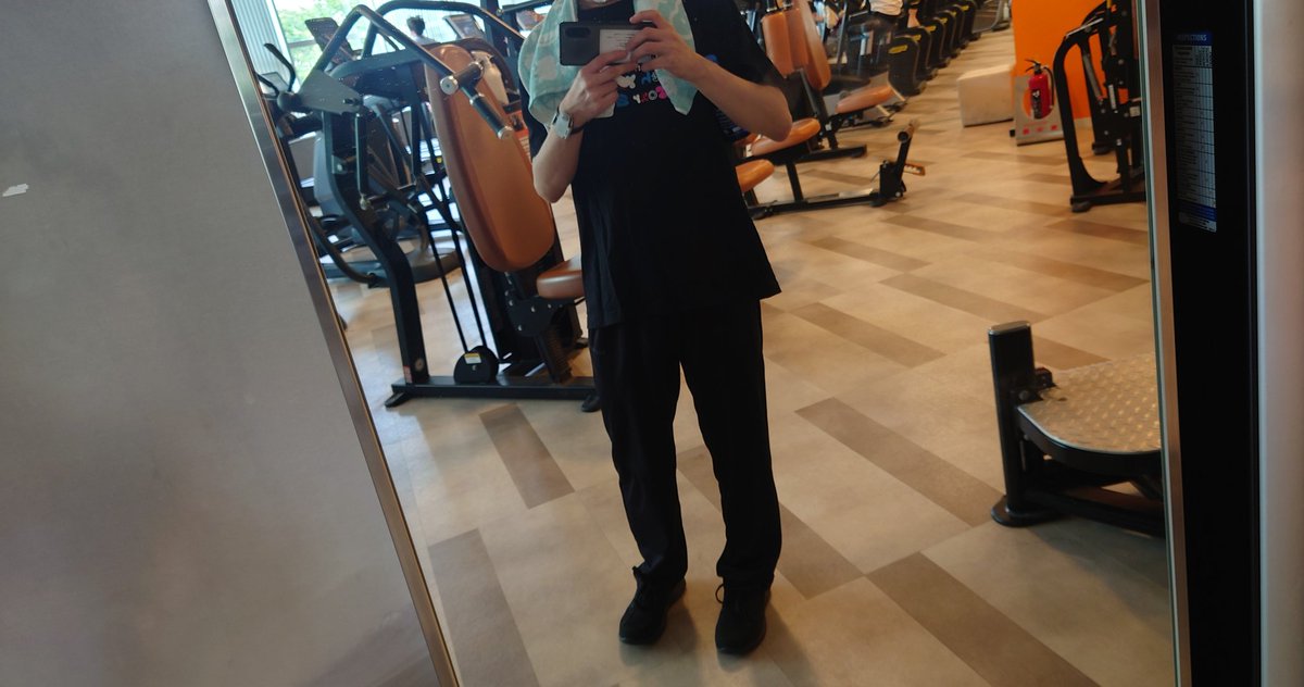 お盆期間でいつものジムがまだ休みで再び木曜日に行ったジムに遠征してダンスレッスンに参加😆他店舗利用の料金払ってまで行くか迷ったけど行って正解👍ダンスレッスンの先生がパワフルでアゲアゲでノリノリで楽しすぎた😆ちなみに今日のTシャツは西野カナやんの最新ツアーTシャツ✨