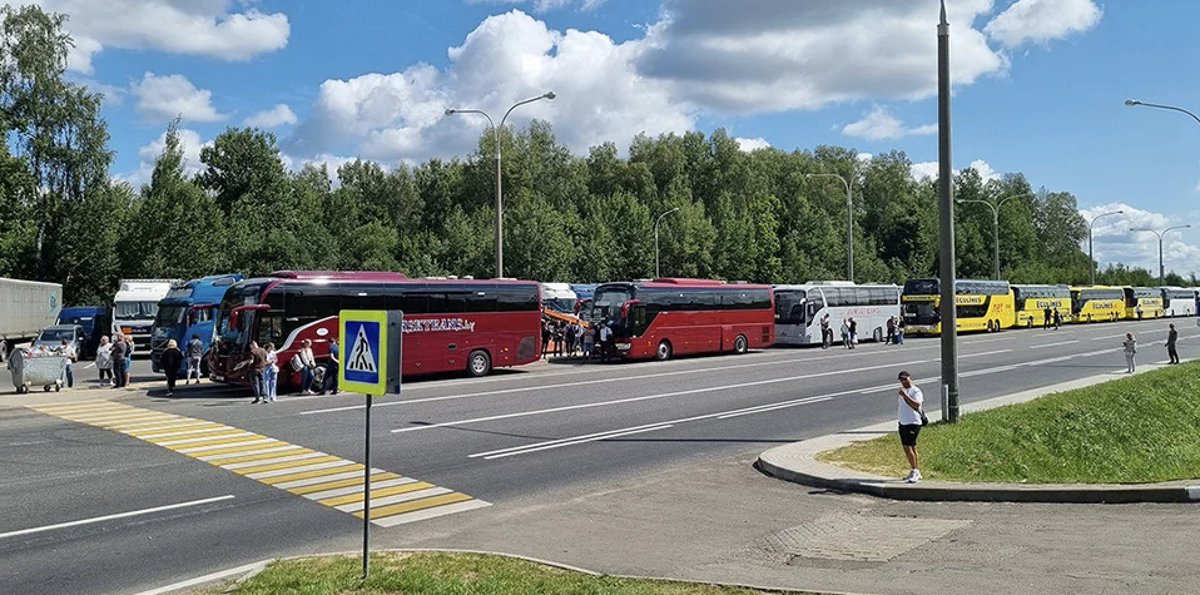 Очередь на пересечение границы выросла до рекордных масштабов

По данным на утро 16 августа 2025 года, на пункте пропуска «Брест» — «Тересполь» скопилось 4020 транспортных средств, ожидающих вызова на выезд из Беларуси. Среди них — 110 автобусов, об этом сообщили в официальных