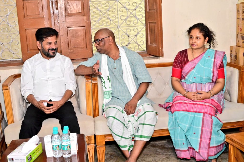 Jharkhand Mukti Morcha (@jmmjharkhand) on Twitter photo तेलंगाना के माननीय मुख्यमंत्री और कांग्रेस के वरिष्ठ नेता श्री रेवंथ रेड्डी जी ने दिशोम गुरुजी को श्रद्धांजलि अर्पित कर हेमन्त जी एवं परिवार के सदस्यों के साथ मुलाकात की।
<a href="/HemantSorenJMM/">Hemant Soren</a>
<a href="/revanth_anumula/">Revanth Reddy</a> तेलंगाना के माननीय मुख्यमंत्री और कांग्रेस के वरिष्ठ नेता श्री रेवंथ रेड्डी जी ने दिशोम गुरुजी को श्रद्धांजलि अर्पित कर हेमन्त जी एवं परिवार के सदस्यों के साथ मुलाकात की।
<a href="/HemantSorenJMM/">Hemant Soren</a>
<a href="/revanth_anumula/">Revanth Reddy</a>