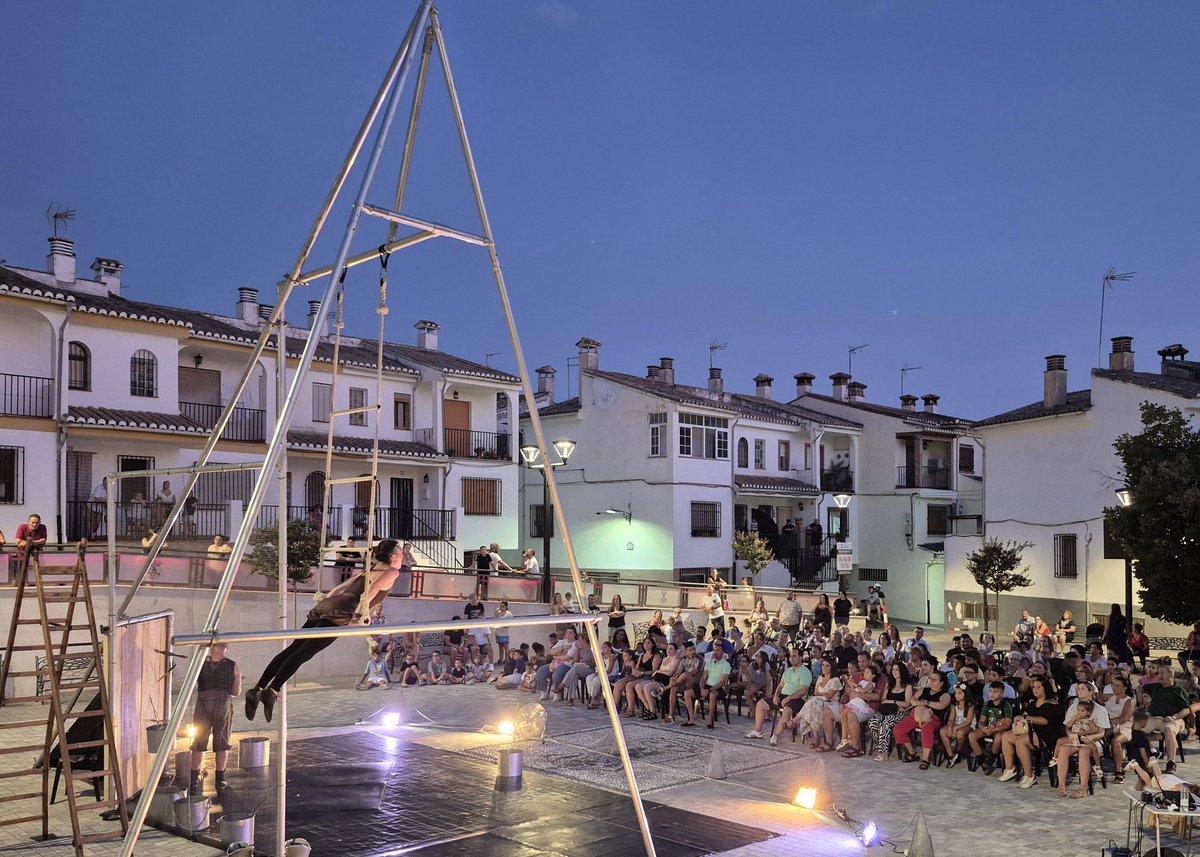 🎭 “Sin Miedo” de Maintomano conquistó Pulianas 🤸‍♀️✨
Equilibrismo, humor y poesía llenaron la Plaza José Tovar, donde vecinos y vecinas disfrutaron de un espectáculo lleno de emoción. ❤️
#Pulianasconlacultura #pulianasalfresco2025
