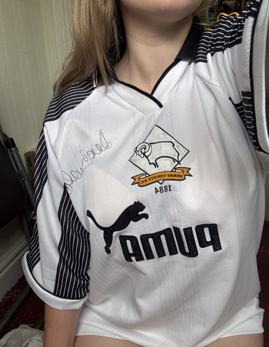 podgemabs_'s tweet photo. Bit rude of my Dad getting this shirt signed making it off limits for match wearing https://t.co/UulU5STpcf