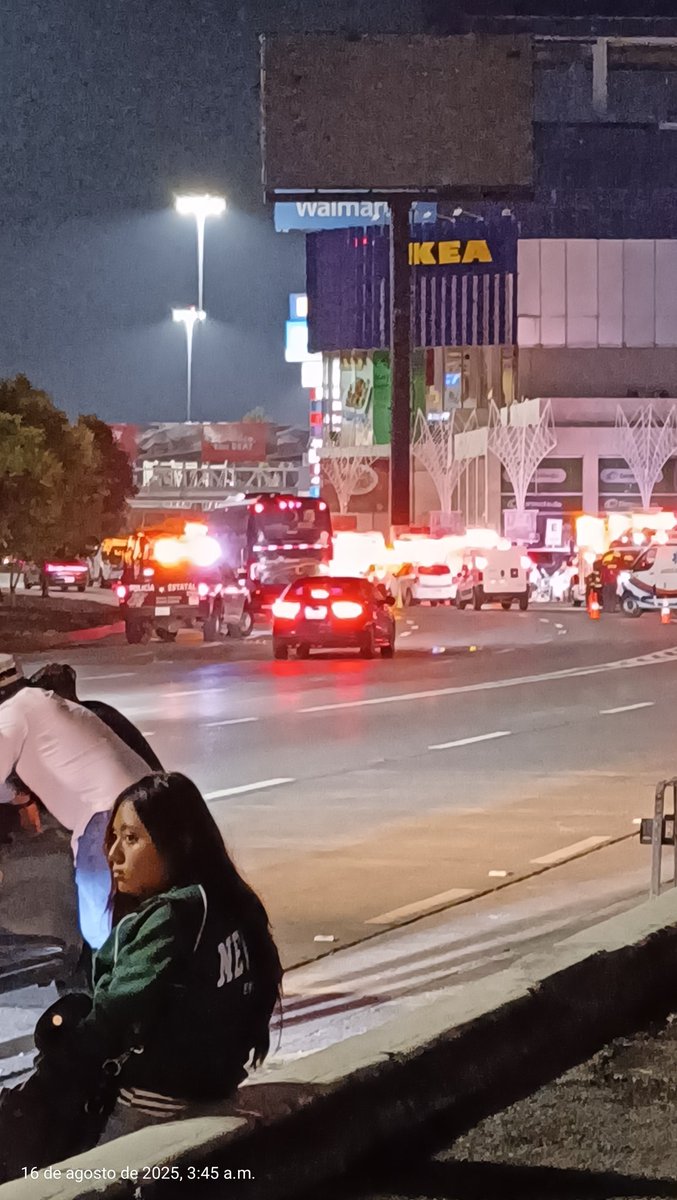 JFCO17's tweet photo. Intensa movilización por accidente múltiple, más de 30 unidades de emergencia entre ambulancias, patrullas, bomberos, policías y grúas. https://t.co/Ro9YDSeeug