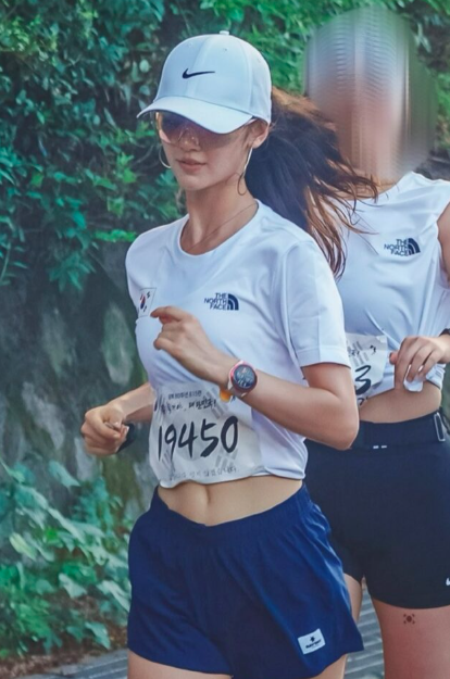Danielle of NewJeans was spotted serving at a marathon today.