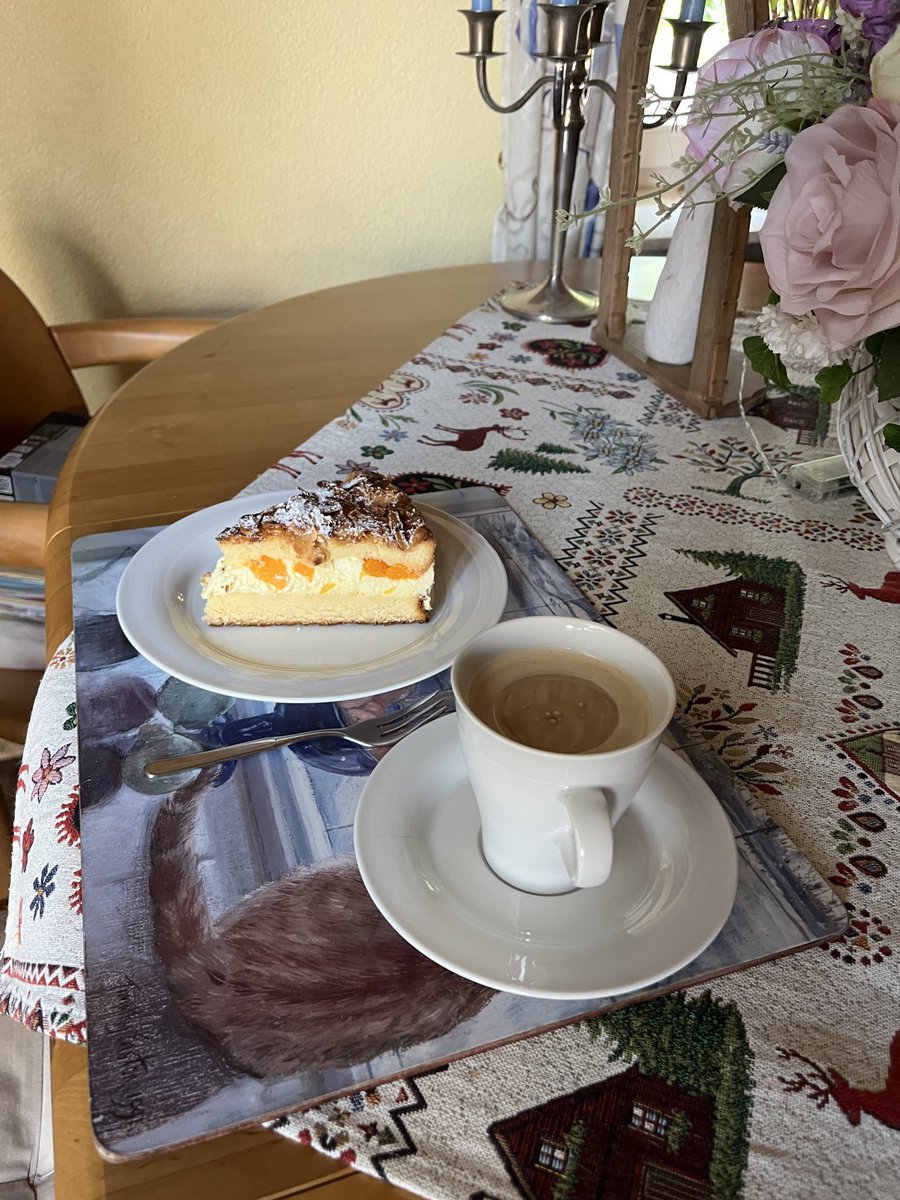 joergriem's tweet photo. Fürs Wochenende habe ich einen falschen Bienenstich gemacht. Auf dem Kaffee ☕️ schwimmt ein MCT-Öl. https://t.co/VsvGbnhjUR
