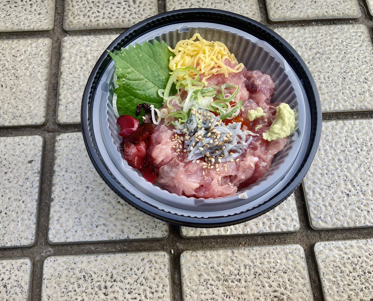 9325haru's tweet photo. 今日のスタジアムグルメ。
漁港飯&湘南こっこからあげ&つぶつぶいちごミルク。
#レモンガススタジアム平塚
#fctokyo
#スタジアムグルメ
#スタグル東京
#ベルマーレフードパーク
#BlueWoodCafe
#鳥仲商店
#LocoKitchen https://t.co/Vr208OiilD