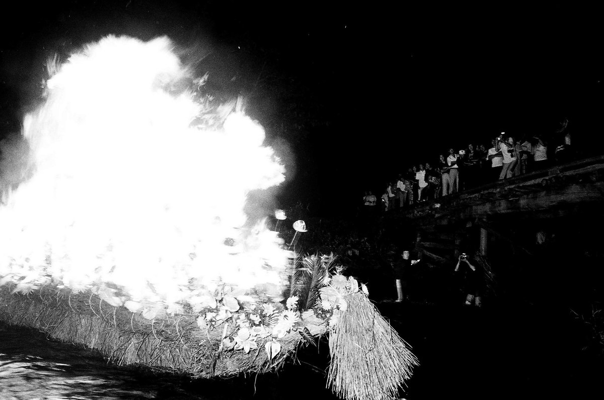 tonomuseum's tweet image. 遠野のお盆

舟っこ流し
8月16日の晩、附馬牛の徳昌寺・土淵の光岸寺で行われる。藁で大船を作り、火をつけて川に流す。男性たちが燃え盛る船を曵く後ろからは戒名などが書かれた灯籠が流され、祖霊たちは彼岸へと帰ってゆく。