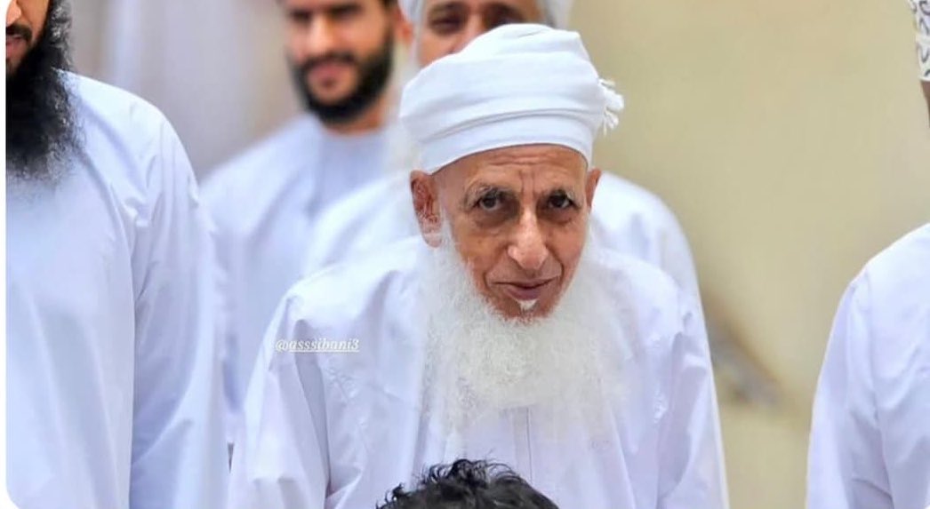 عيوووون الريـم (@3yoon_alreeem) on Twitter photo رَجلٌ بأوصافِ الرّجالِ كمالُهُ
وعليهِ من وَسمِ الجَلالِ وِسامُ
للهِ دَرُّهُ مِن عَظيمٍ عالمٍ
جَفَّت بفضلِ عطائِهِ الأقلامُ
فلهُ بأخلاقِ الهُداةِ علامَةٌ
ومِنَ الدَّماثةِ حَظوَةٌ ومُقامُ
مُفتي عُمانَ فإنَّهُ عَلَمٌ لنا
ولهُ بأفضالِ الهُدى إتمامُ
<a href="/amanialrasbi/">أماني الراسبية🍃</a>
#الشيخ_أحمد_الخليلي رَجلٌ بأوصافِ الرّجالِ كمالُهُ
وعليهِ من وَسمِ الجَلالِ وِسامُ
للهِ دَرُّهُ مِن عَظيمٍ عالمٍ
جَفَّت بفضلِ عطائِهِ الأقلامُ
فلهُ بأخلاقِ الهُداةِ علامَةٌ
ومِنَ الدَّماثةِ حَظوَةٌ ومُقامُ
مُفتي عُمانَ فإنَّهُ عَلَمٌ لنا
ولهُ بأفضالِ الهُدى إتمامُ
<a href="/amanialrasbi/">أماني الراسبية🍃</a>
#الشيخ_أحمد_الخليلي