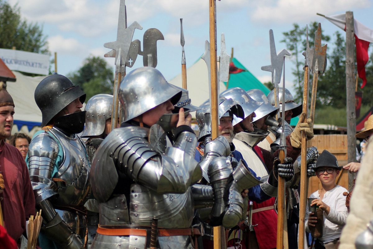 ⚔️ 𝗕𝗶𝗹𝗱 𝗱𝗲𝘀 𝗧𝗮𝗴𝗲𝘀 (𝟭𝟲. 𝗔𝘂𝗴):
Cave Gladium 2024 – Kämpfer mit Stangenwaffen warten auf die Schlacht.
📍 Furth im Wald | Tag 3 des Mittelalterfestes
🤝 Partner: ReenactmentMarketplace.com
#CaveGladium #MittelalterBildDesTages #ReenactmentMarketplace