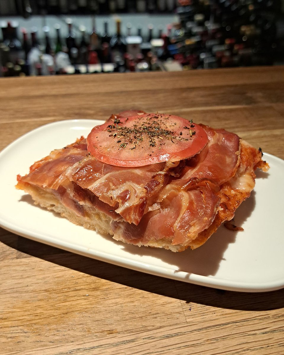 latavina's tweet photo. Imagina una crujiente #tosta con jamón, queso camerano fundido y un toque de tomata que realza cada bocado. Pues... ¡en #LaTavina la tenemos!
📸 Echa un vistazo a la foto y dinos si no se te hace agua la boca
¿Comienzas el fin de semana con nosotros?
#QuedamosEnLaTavina https://t.co/NoaTauMwwL