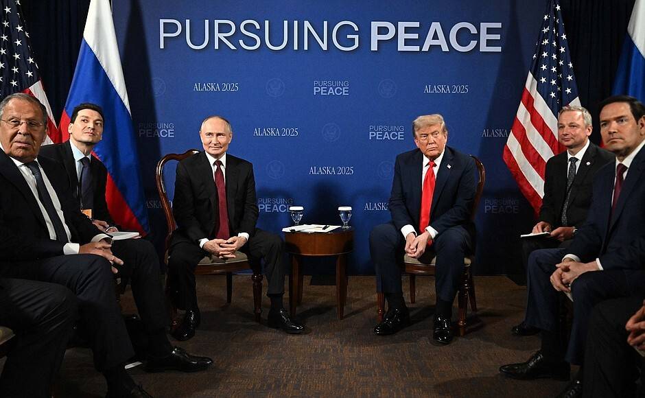 ℹ️ Alles, was Ihr über das Putin-Trump-Treffen wissen müsst
 
Russland und Putin haben den Zusammenbruch der Sowjetunion und der Weltordnung des Kalten Krieges nie verdaut.
 
Das oberste Zeil Russlands ist es, wieder einen Platz am Pokertisch der Großen zu bekommen. Obwohl dort