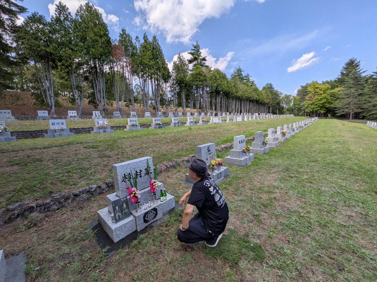 #里塚霊園

墓参りに行ってきた。
札幌は最高気温33℃
ここからはジワジワと下がり
月末には25℃位になりそう…

北海道博物館で開催中の
「新選組永倉新八と会津藩士栗田鉄馬」の図録をお供えしてみた。
高祖父も高祖母も
曾祖父さんも曾祖母さんも
爺さんも婆さん達も父も
喜んでくれたかなぁ〜