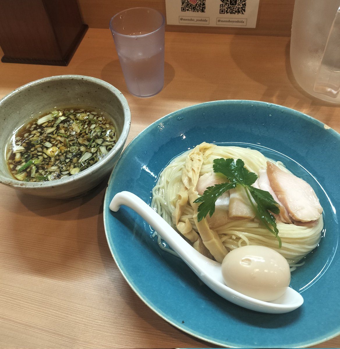 伊勢佐木町の「麺匠善し田」さんのこんぶ水つけ麺食べましたー🍜

お上品であっさりかと思いきや深みのあるつけ汁にほっぺたが落ちそうになりました🤤

メンマとチャーシューの柔らかさも👍🏻

卵の黄身が半熟では無いところにこだわりを感じる一杯です💕

こんな感じで良いですかね？