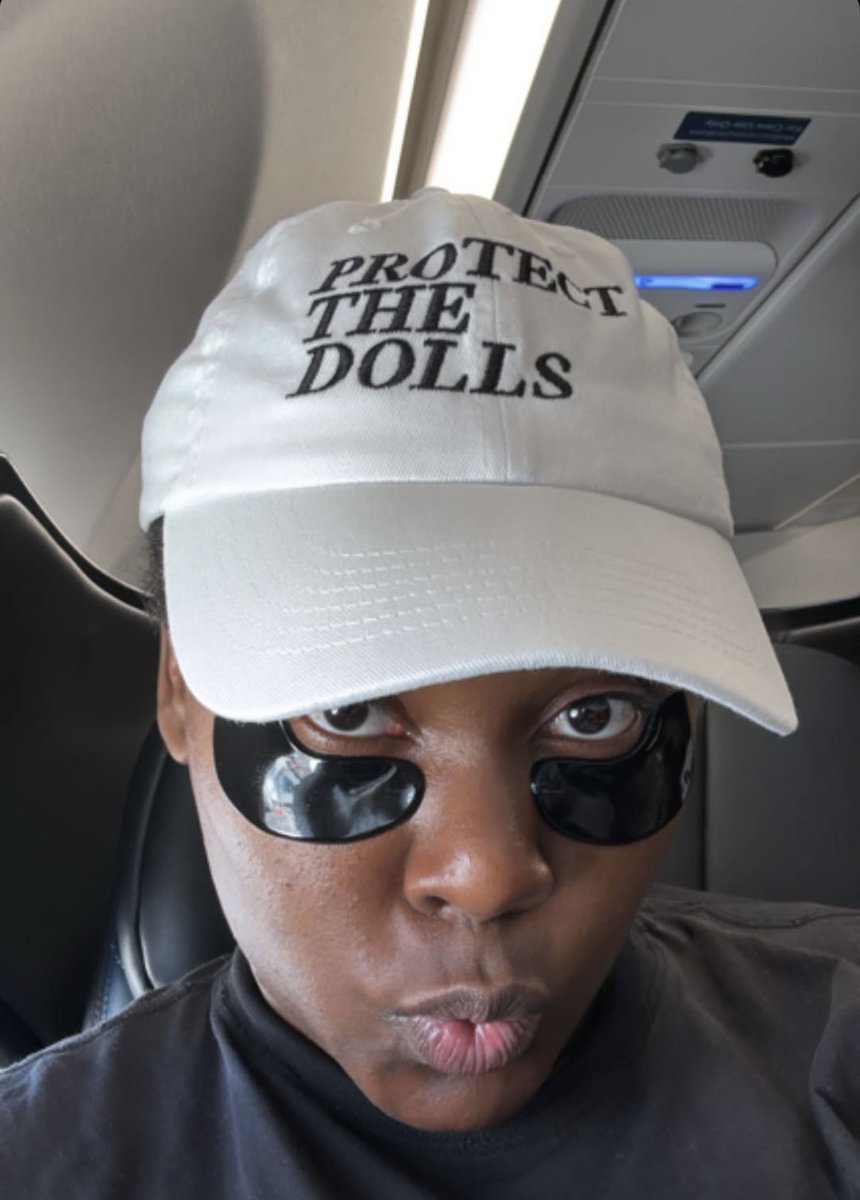 Yseult wearing a Protect The Dolls cap 🤍🏳️‍⚧️