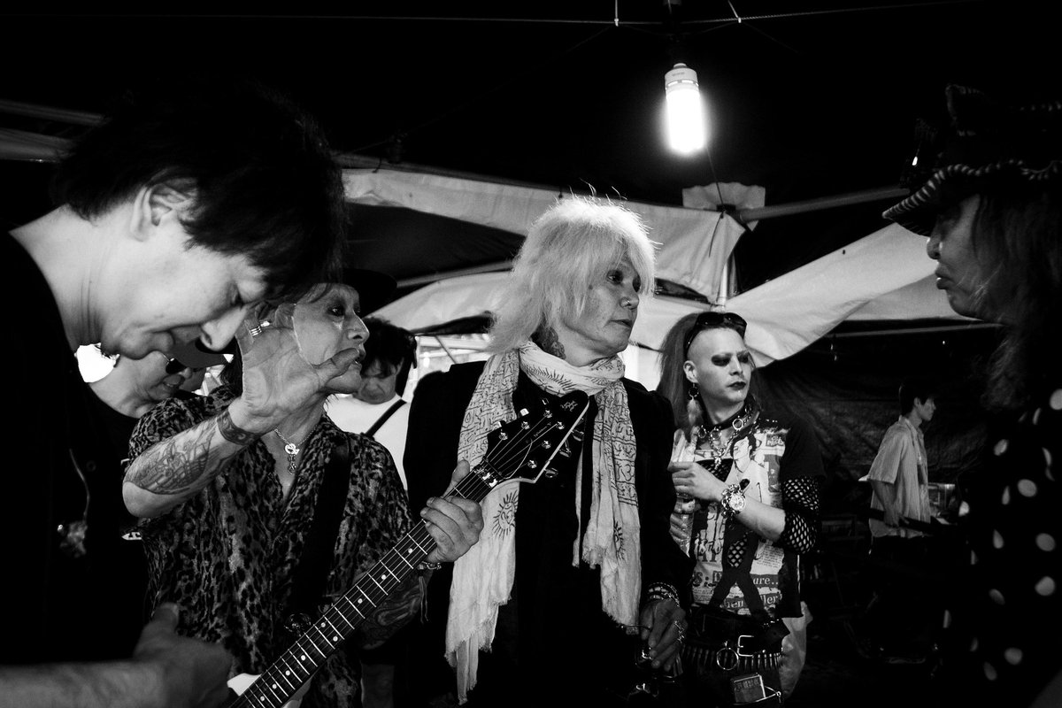 ZIGGY(MJ)のライブを撮りに韓国へ、取り急ぎフェスのバックステージフォト。出番直前、ロックバンドを撮るからにはこういうのを撮っていきたいと思う今日このごろ… ライブフォトはゆっくりと今夜作業して、明日森重さんへ渡してアップできるようにしていきます〜