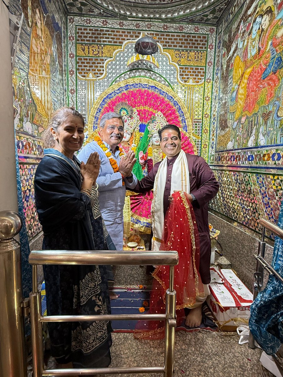 राधे राधे

जन्माष्टमी के पावन अवसर पर गीता भवन मंदिर, मालवीय नगर में आयोजित भव्य जन्मोत्सव कार्यक्रम में सम्मिलित होकर दिव्य आनंद की अनुभूति हुई।

माखनचोर, मुरलीधर और सुदर्शनधारी श्रीकृष्ण हमें सिखाते हैं कि धर्म की रक्षा करना, सत्य के साथ खड़े रहना और प्रेम बाँटना ही जीवन का सार
