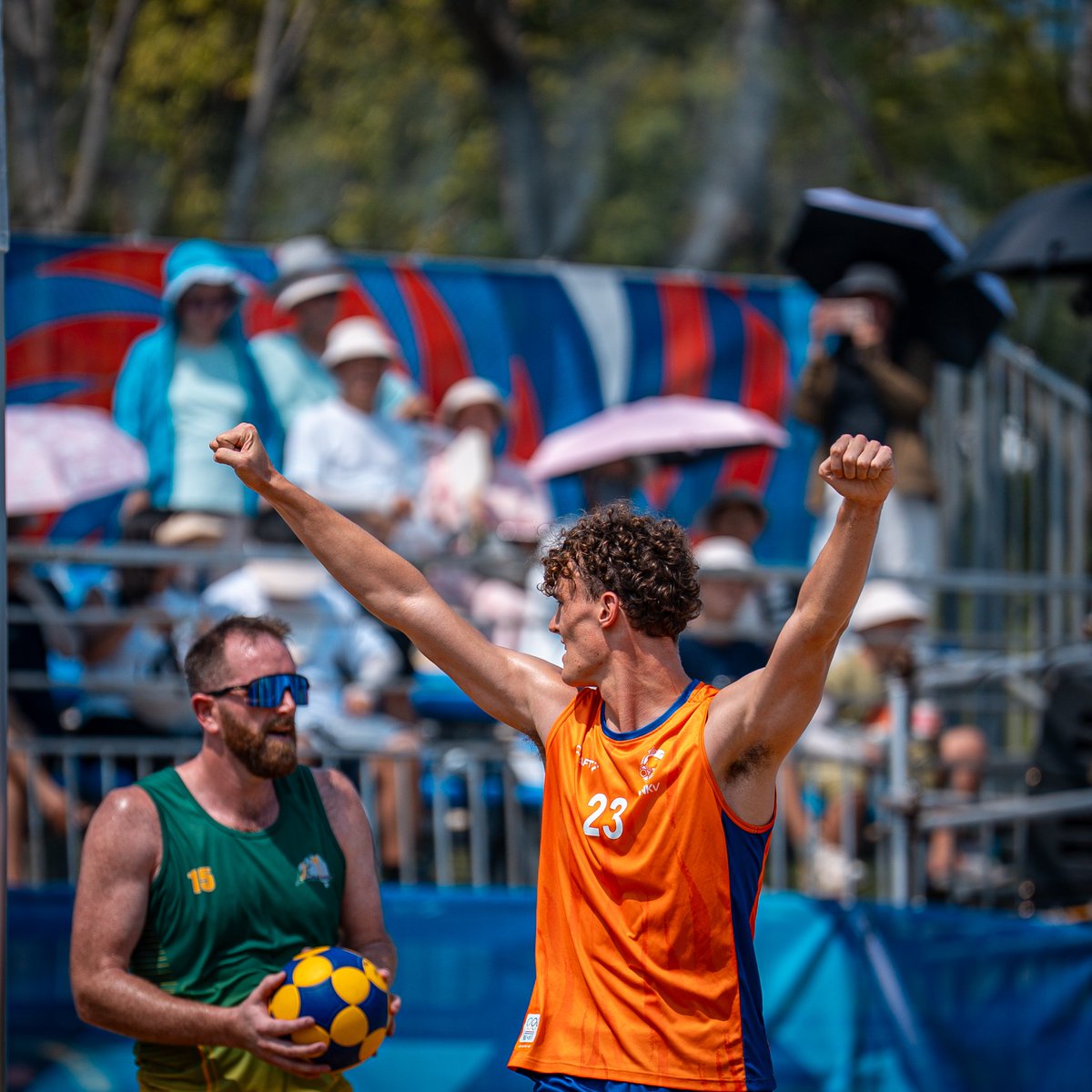 Handen in de lucht 🙌

Onze beachkorfballers winnen in de kwartfinale van de Verenigde Staten en mogen zich gaan opmaken voor de halve finale! 

Morgen om 04:40 nemen ze het daarin op tegen Hongarije 🔥

#TeamNL