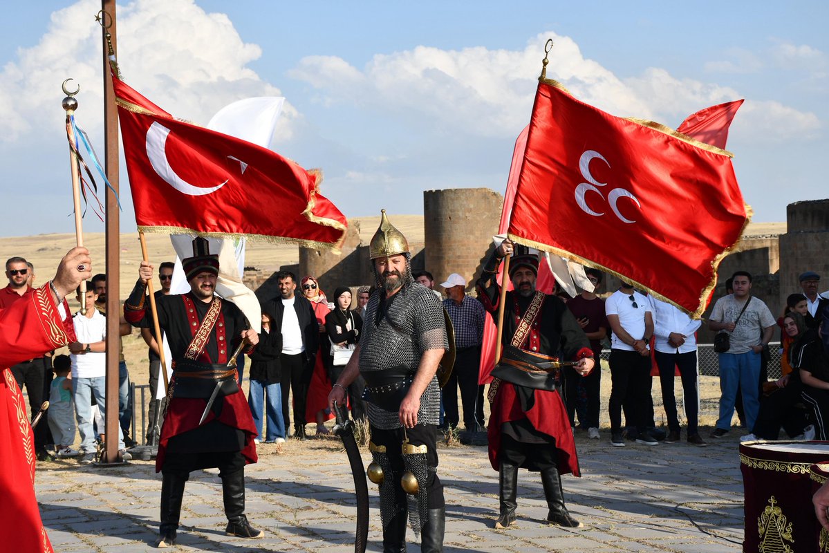 T.C. Kars Valiliği (@karsvaliligi) on Twitter photo 📍#Ani Örenyeri
Ani'nin Fethinin 961.yıl dönümü kutlama programında Erzurum Büyükşehir Belediyesi Mehteran Takımının gösterisi katılımcılara coşkulu anlar yaşattı.
<a href="/ziyapolat73/">Ziya POLAT</a>
#anidemekanadoludemek 📍#Ani Örenyeri
Ani'nin Fethinin 961.yıl dönümü kutlama programında Erzurum Büyükşehir Belediyesi Mehteran Takımının gösterisi katılımcılara coşkulu anlar yaşattı.
<a href="/ziyapolat73/">Ziya POLAT</a>
#anidemekanadoludemek