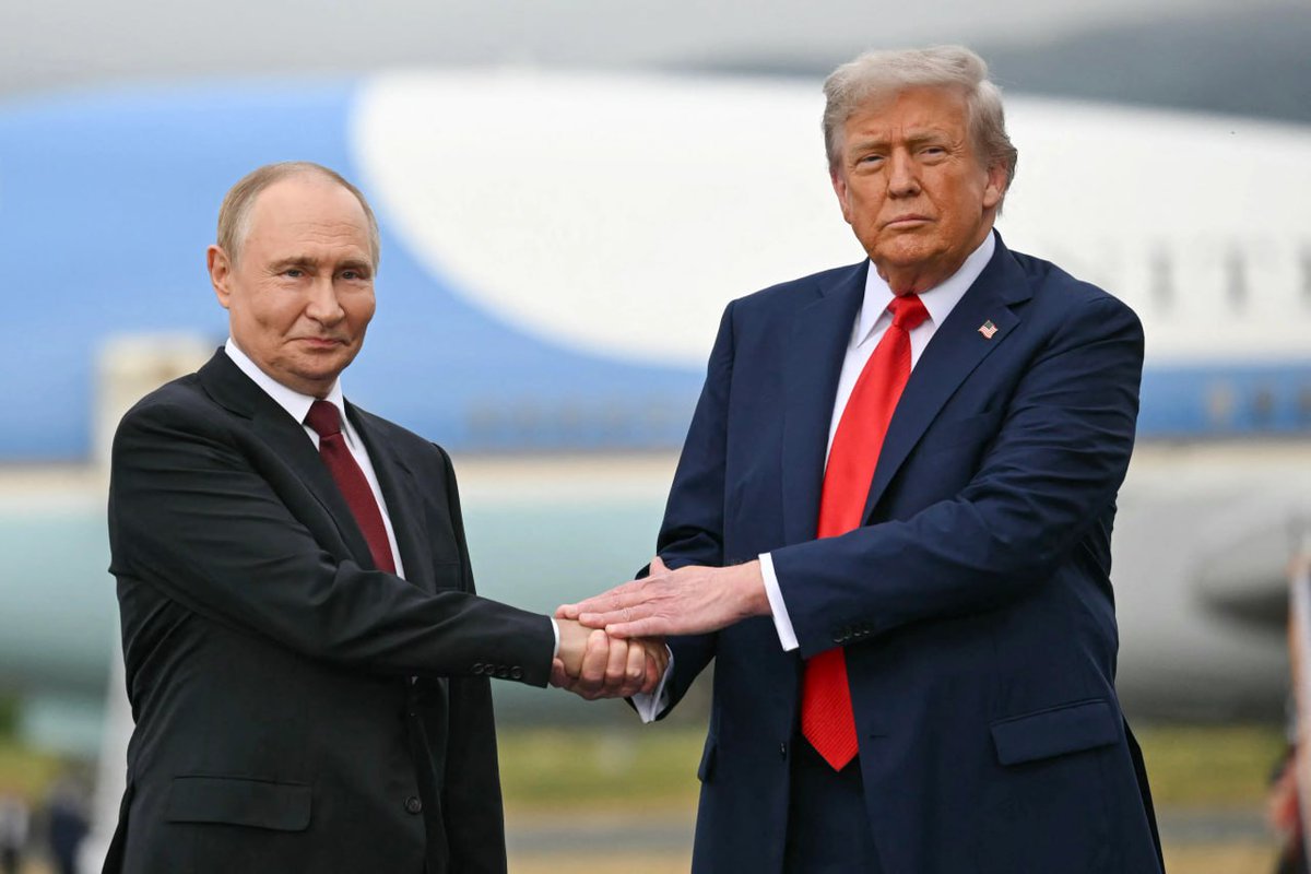 🇺🇸🇺🇦 Trump, Ukrayna'da Barış İçin Toprak Teslim Planını Destekliyor

▫️ ABD Başkanı Donald Trump, Avrupa liderleriyle yaptığı özel görüşmelerde Ukrayna'nın Donbas bölgesinin tamamını Rusya'ya bırakmasını içeren bir plan önerdi.

▫️ Plan, Rusya'nın ele geçirmediği bölgeleri de