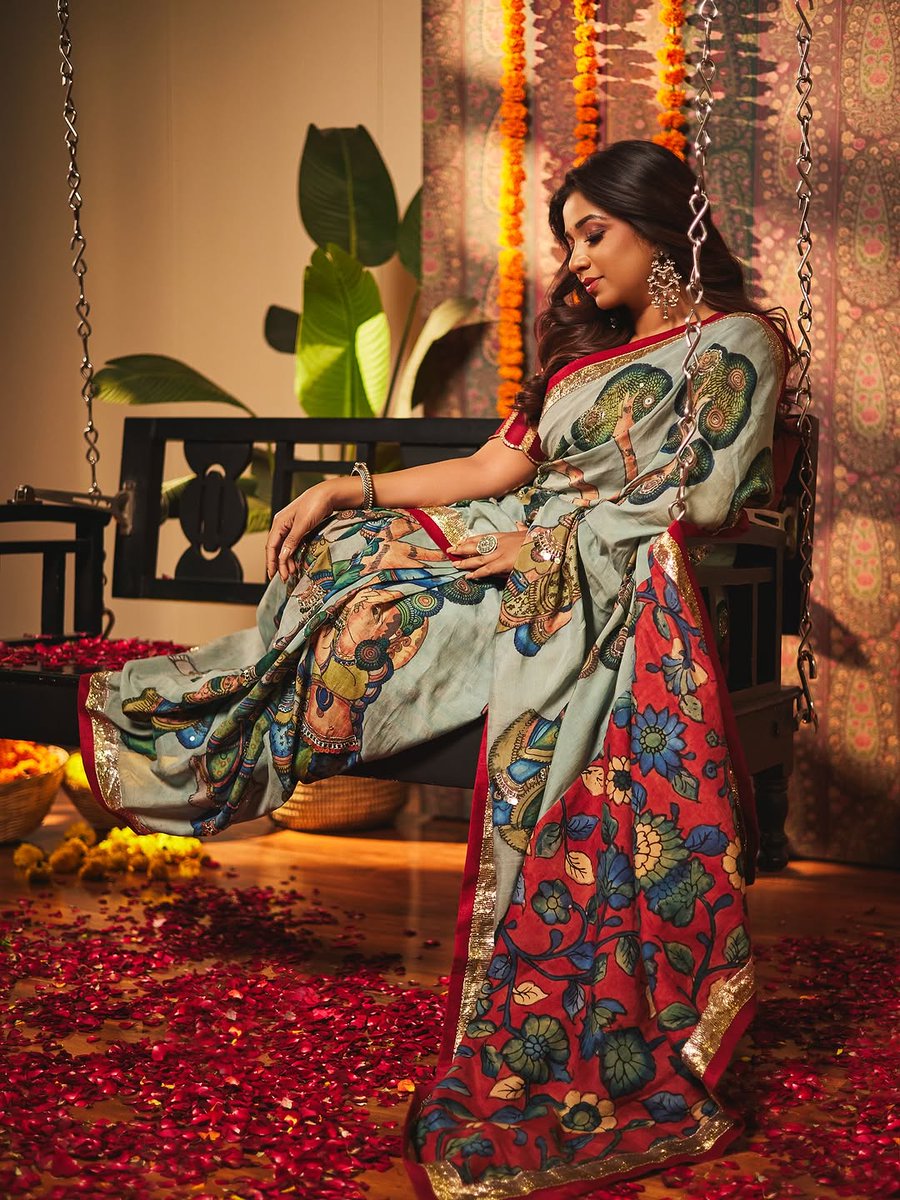 When elegance meets divinity –that's <a href="/shreyaghoshal/">Shreya Ghoshal</a> ✨❤️🌙