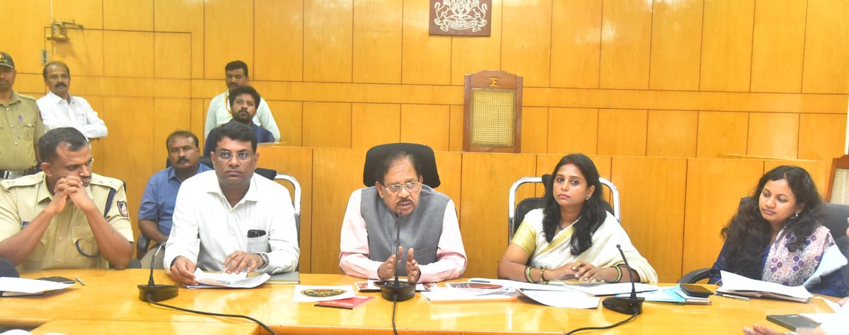 ತುಮಕೂರು ದಸರಾ ಉತ್ಸವ-2025ರ ಕುರಿತಂತೆ ಜಿಲ್ಲಾಧಿಕಾರಿಗಳ ಕಚೇರಿಯ ಸಭಾಂಗಣದಲ್ಲಿ ಅಧಿಕಾರಿಗಳೊಂದಿಗೆ ಪೂರ್ವಭಾವಿ ಸಭೆ ನಡೆಸಲಾಯಿತು.

#dasara #tumakuru
