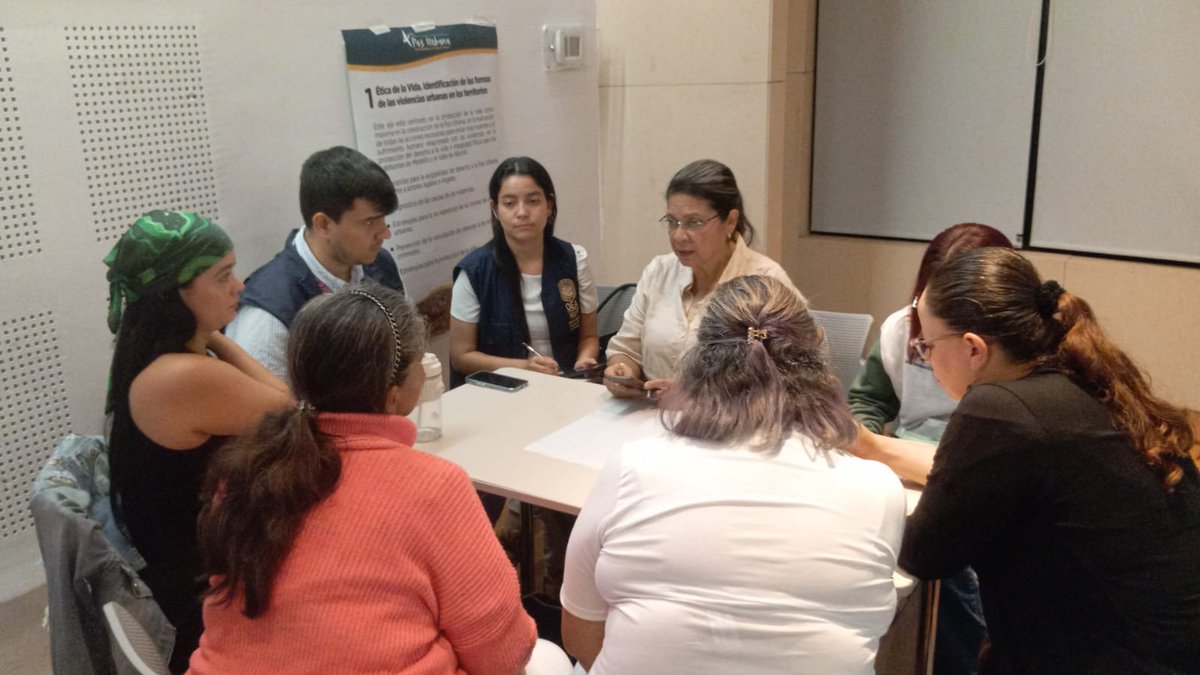 Corporación Región (@corpregion) on Twitter photo #SociedadCivilyPazUrbana
Desde el Comité de Impulso de la Sociedad Civil por la Paz Urbana, nos encontramos ayer, en el Museo <a href="/CasadelaMemoria/">Museo Casa de la Memoria</a>, con las mujeres para recoger sus propuestas e iniciativas en una Agenda Social para la paz urbana en Medellín y el Valle de Aburrá #SociedadCivilyPazUrbana
Desde el Comité de Impulso de la Sociedad Civil por la Paz Urbana, nos encontramos ayer, en el Museo <a href="/CasadelaMemoria/">Museo Casa de la Memoria</a>, con las mujeres para recoger sus propuestas e iniciativas en una Agenda Social para la paz urbana en Medellín y el Valle de Aburrá