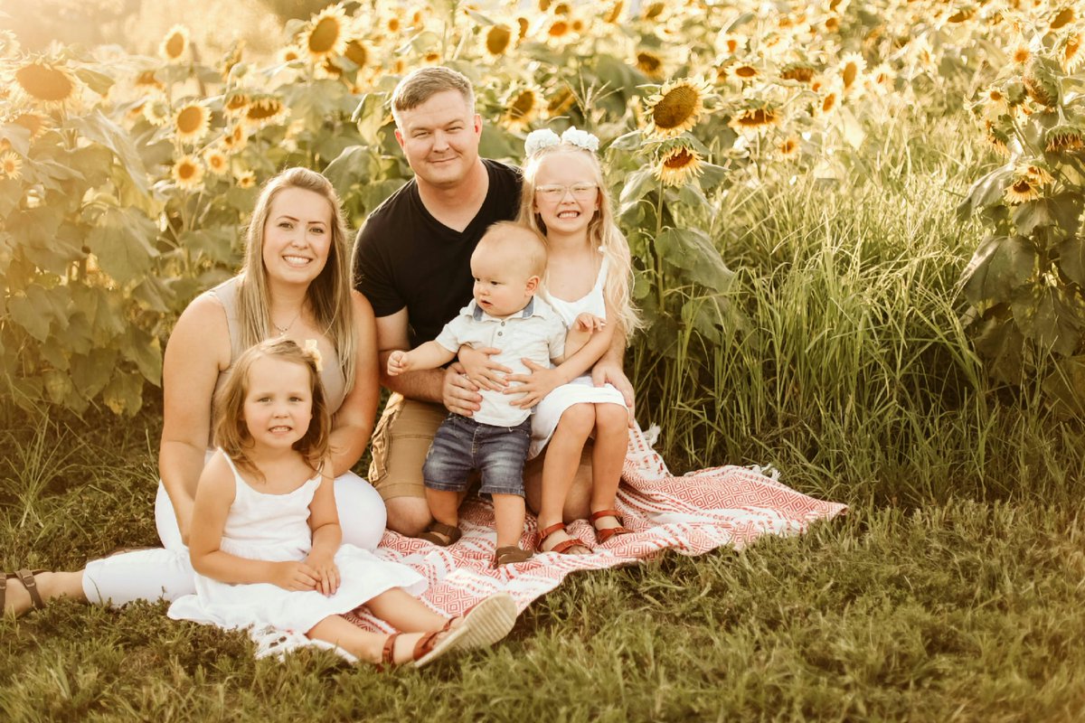 bushee_tay's tweet photo. @IBushee Our little humans make my heart so full 🤍🌻 https://t.co/xwPC5SjWDQ