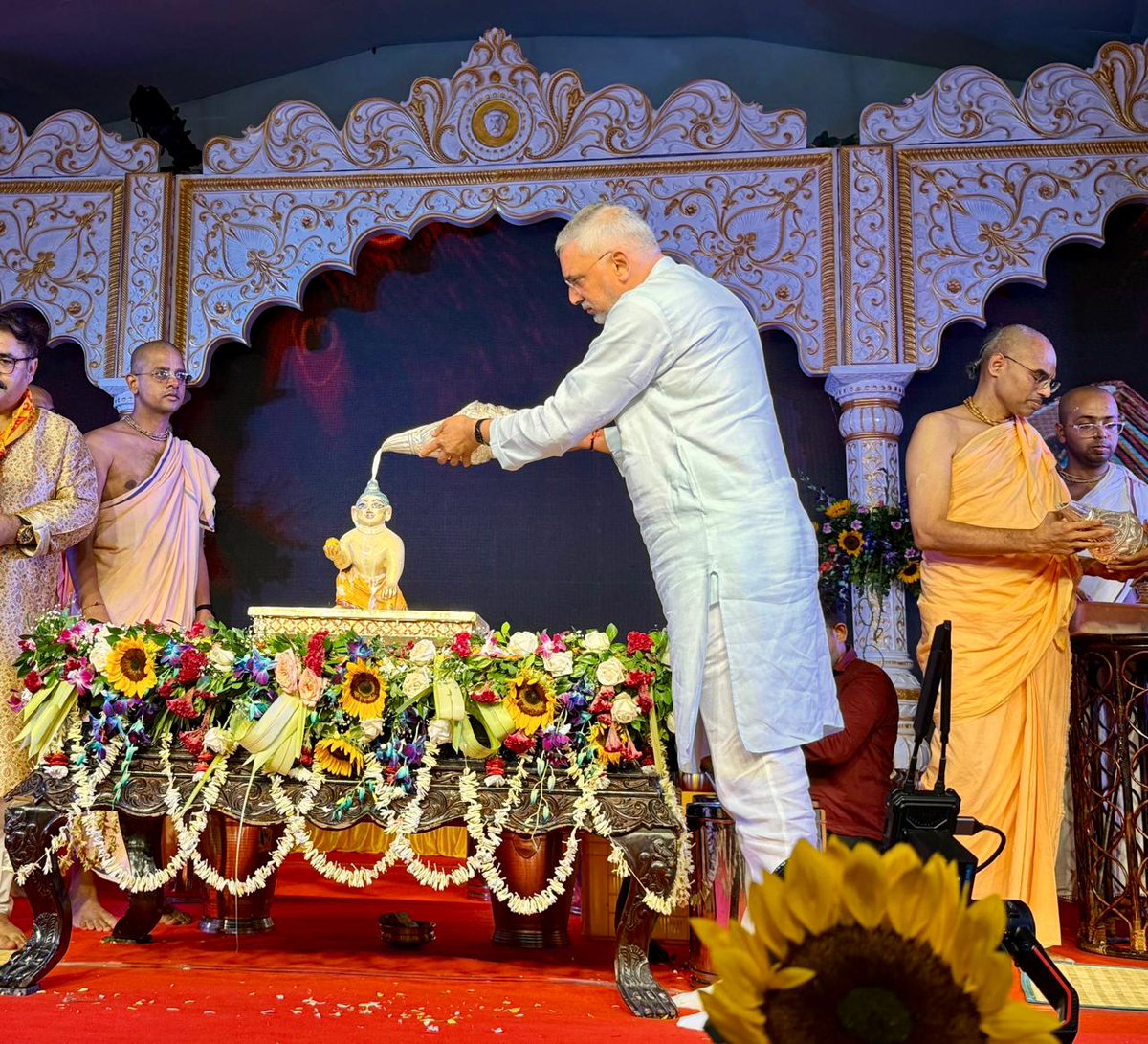iJagdishBJP's tweet photo. નંદ ઘેર આનંદ ભયો, જય કનૈયાલાલ કી..

ભગવાન શ્રી કૃષ્ણજીના જન્મોત્સવ "જન્માષ્ટમી"ના પર્વ નિમિત્તે આજે ઇસ્કોન મંદિર ખાતે પૂજા અર્ચના કરી સૌના કલ્યાણ માટે પ્રાર્થના કરી.

#HappyJanmashtami https://t.co/AlOn2UtKkw