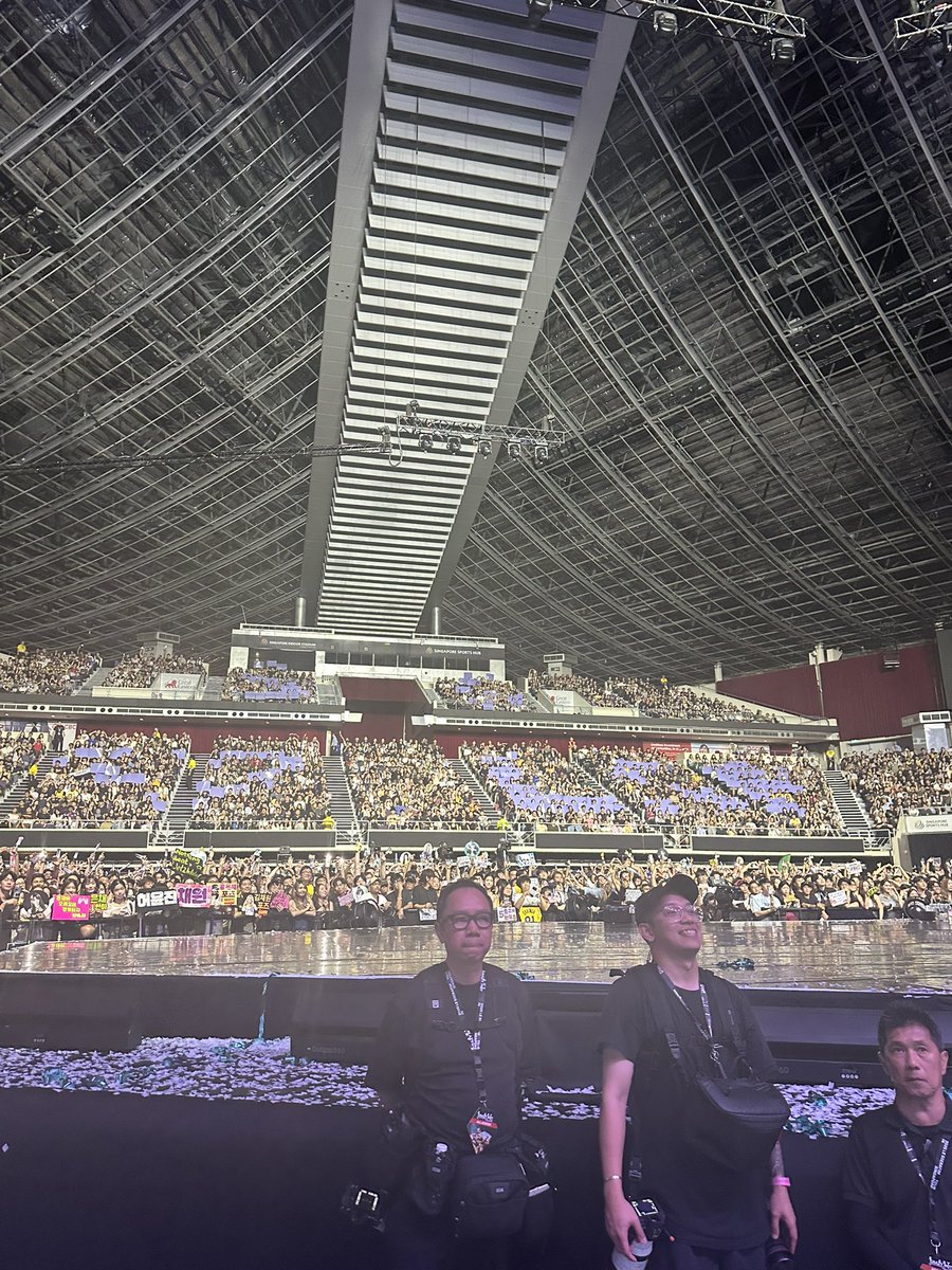 LSRFM_SG's tweet image. firstly, huge thank you to LE SSERAFIM for pulling off such a huge concert! fimmies did really really well today and i hope they enjoyed performing at the concert as much as we enjoyed watching them perform 🤍

next, another thank you to FEARNOT for collecting the banners that we…