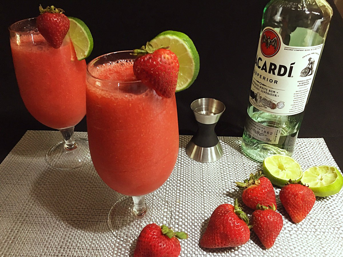 clubfoody1's tweet photo. Today is National #RumDay
Strawberry Daiquiri... a geat summer cocktail! ποΈπ
(check out my next postsπ & the previous one π for more rum recipes)
#YouTube π½οΈ: https://t.co/WGvdCO4MGW
RECIPE β‘οΈ: https://t.co/wvcRXvQj1l
@EventGuideToday @DiningGuide2Day #RecipeOfTheDay